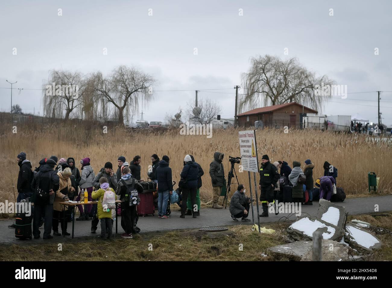 Medyka, Polen, 9. März 2022: Flüchtlinge aus der Ukraine kommen an der Grenze zu Medyka an, nachdem Russland eine umfassende Militäroperation im Land gestartet hat Stockfoto