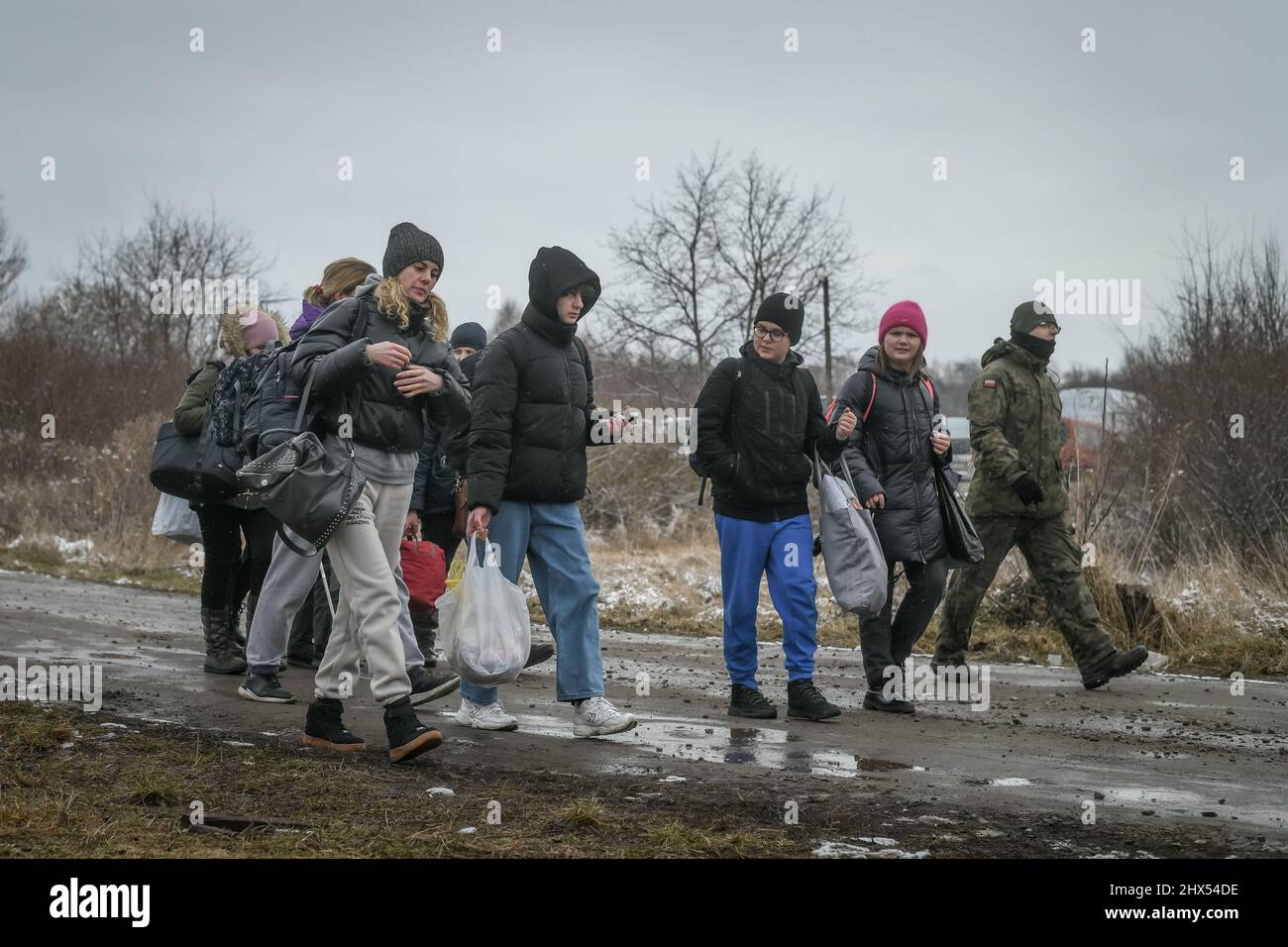 Medyka, Polen, 9. März 2022: Flüchtlinge aus der Ukraine kommen an der Grenze zu Medyka an, nachdem Russland eine umfassende Militäroperation im Land gestartet hat Stockfoto
