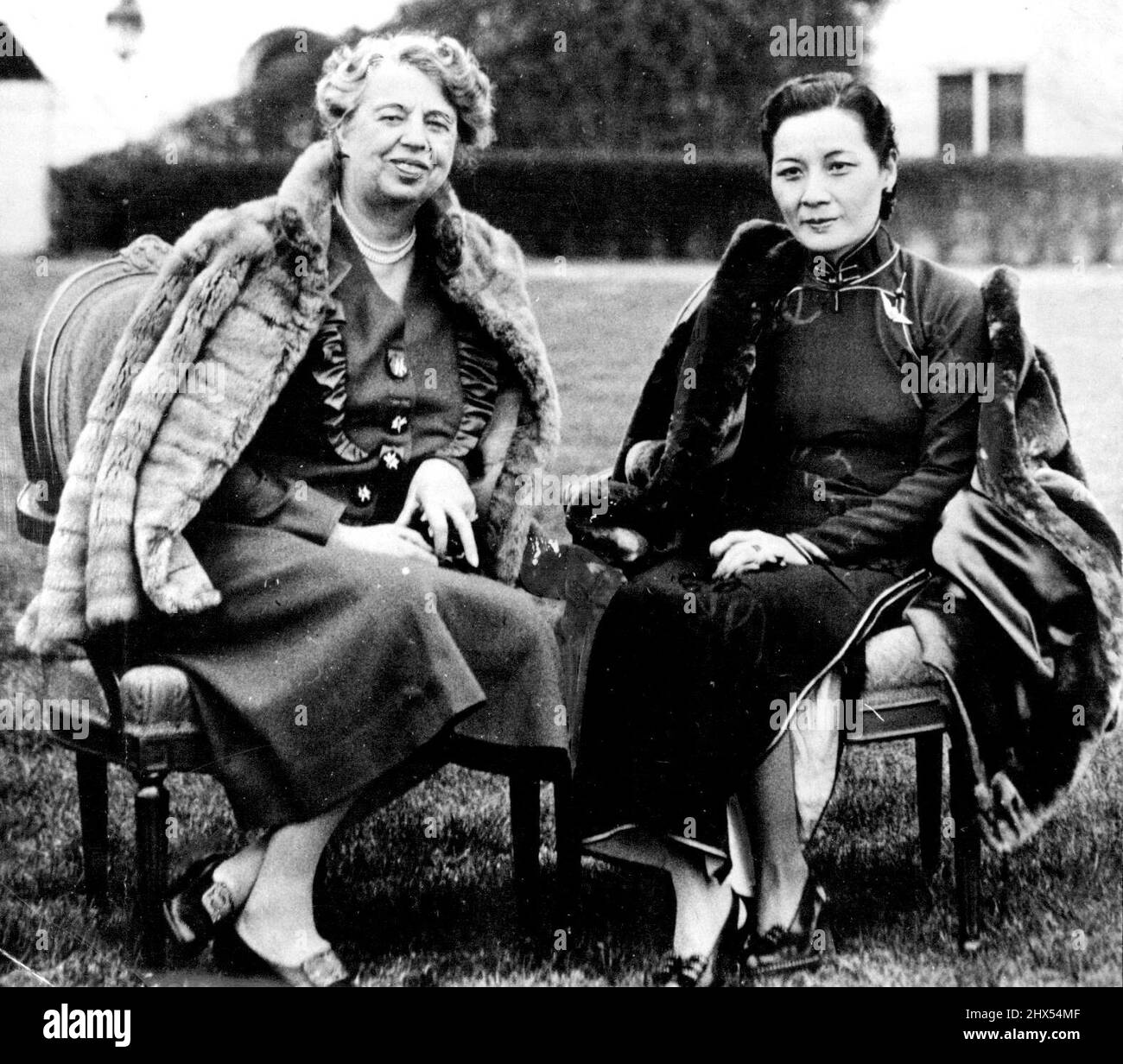 Ehefrauen alliierter Kriegsführer in Washington -- Frau Franklin D. Roosevelt (links), Frau des US-Präsidenten, und Frau. Chiang Kai-shek, die Frau des chinesischen Generalissimo, wird auf dem Rasen des Weißen Hauses in Washington gezeigt. 23. März 1943. (Foto von U.S. Office of war Information Picturs). Stockfoto