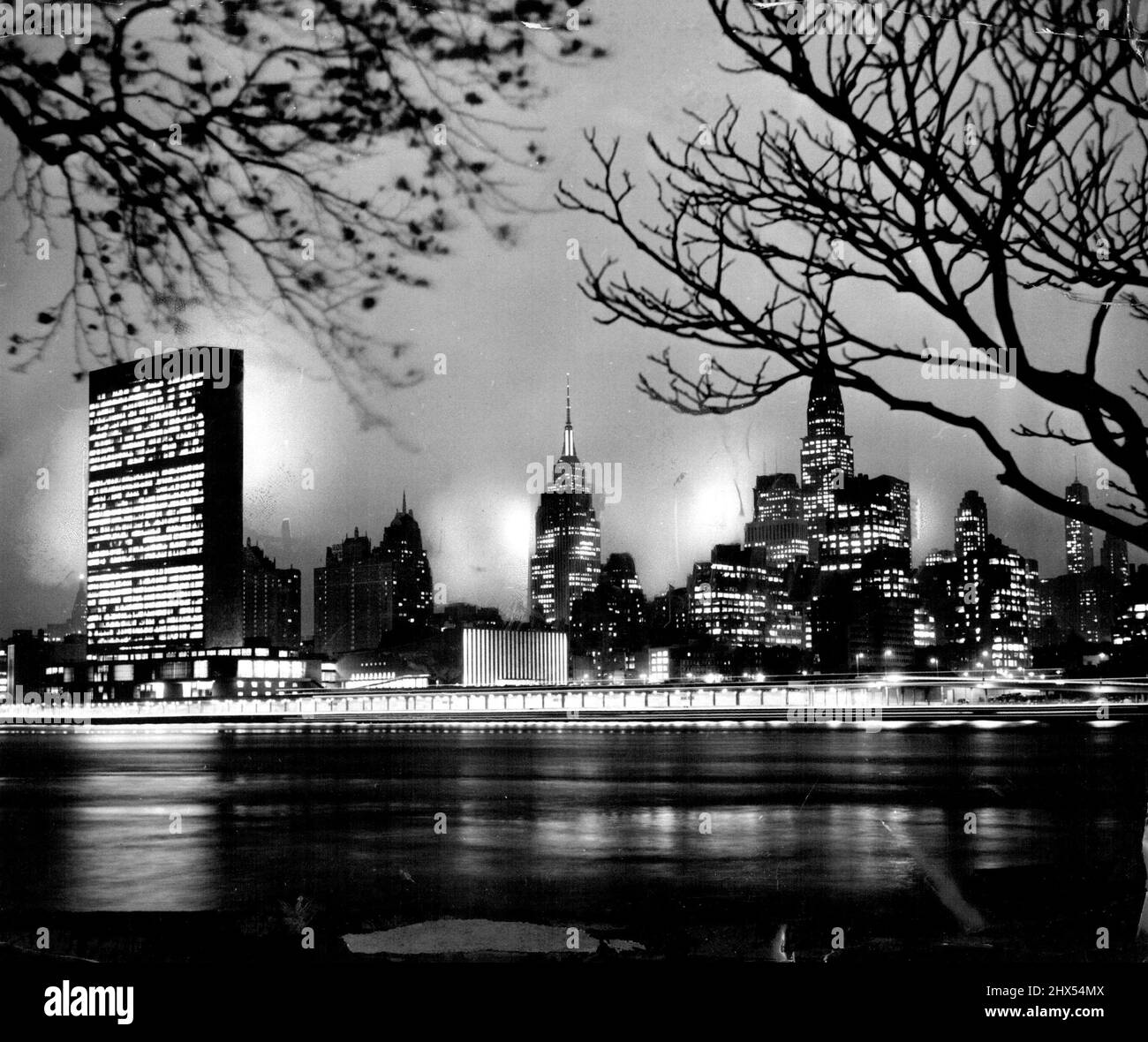 Manhatten Mazda (Fifth of Eleven) ein brillanter Neuankömmler der ansonsten unveränderten Skyline von Manhattan ist das schlanke Rechteck des Sekretariats der Vereinten Nationen auf der linken Seite. Unmittelbar rechts vom Fundament der modernen Struktur befindet sich das kürzlich fertiggestellte Gebäude der Generalversammlung. 5. Dezember 1952. (Foto von United Press). Stockfoto