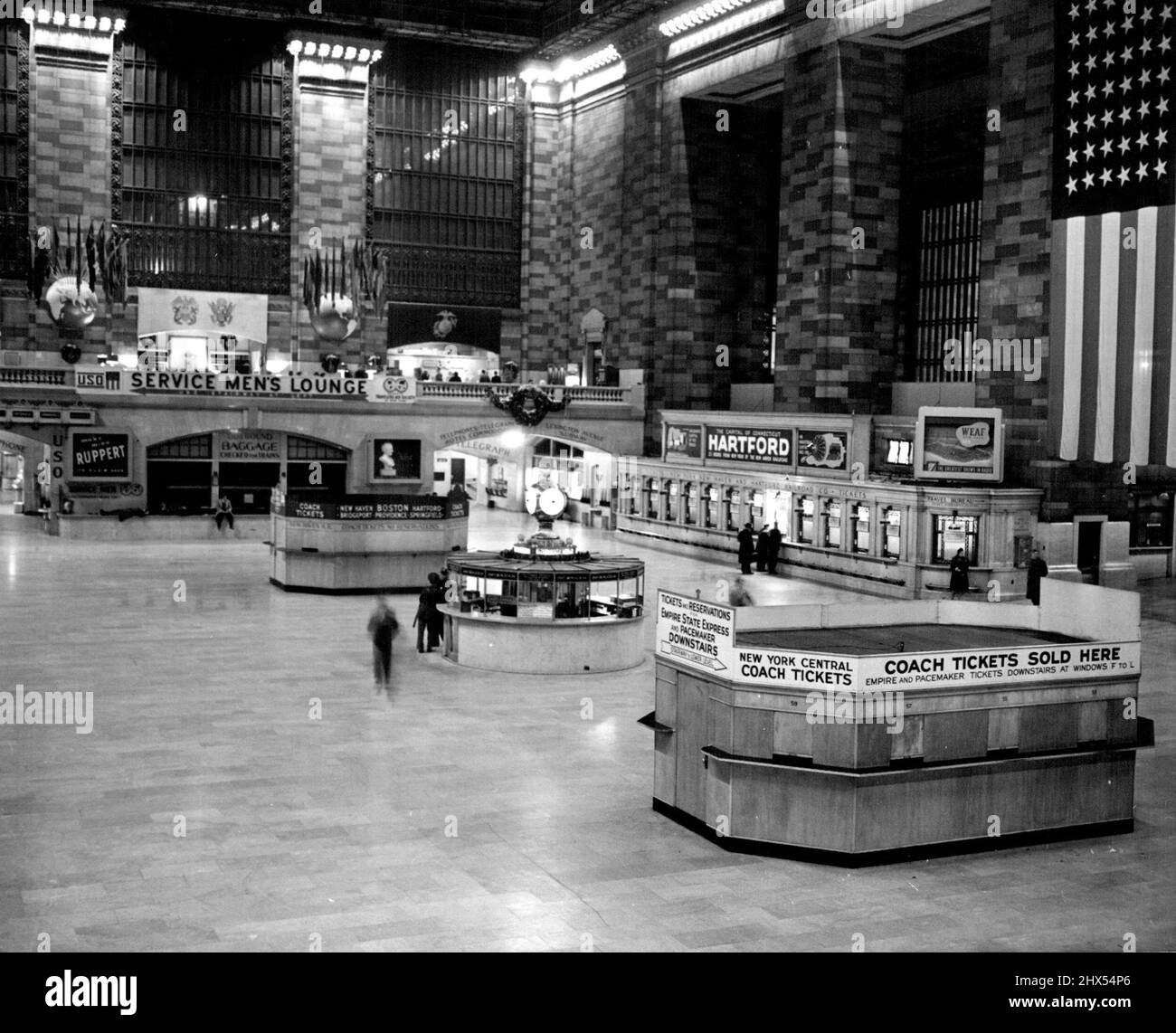 New York Night Life -- ***** Hauptwarteraum im Grand Central ***** Ist um 3:05 UHR FAST menschenleer. Nur ein Fenster ist für den Ticketverkauf geöffnet. In etwa drei Stunden wird ein weiterer Pendleransturm beginnen. 20. Juni 1946. (Foto von Wide World Photos). Stockfoto