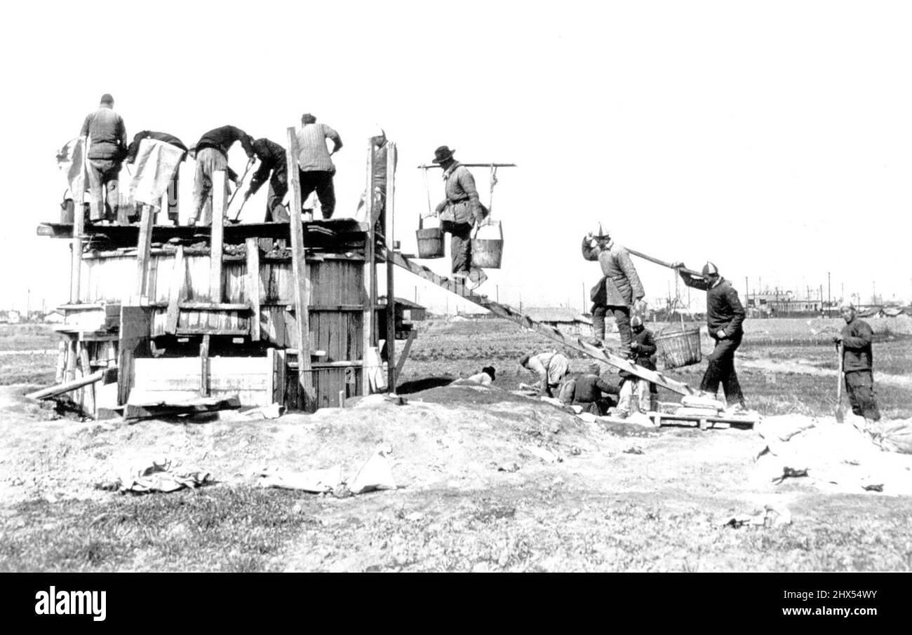 Aufbau der Verteidigung von Shanghai - Chinesische Zivilisten, die veraltete Methoden anwenden, pourzement in Rahmen, um Pillenboxen für die Verteidigung von Shanghai am Stadtrand von Woosung an der Mündung des Jangtze-Flusses, 20. Januar, zu bauen. Diese Arbeiter wurden von nationalistischen Kräften einberufen, um die Arbeit zu erledigen. 28. Januar 1949. (Foto von AP Wirephoto). Stockfoto