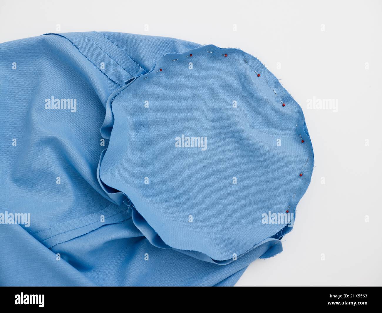 Einen Bohnenbeutel herstellen, die Nähte nähen, die Stoffbahnen zusammennähen, um eine große Schlauchform zu bilden, und Kreise an die Enden der Röhre nähen Stockfoto