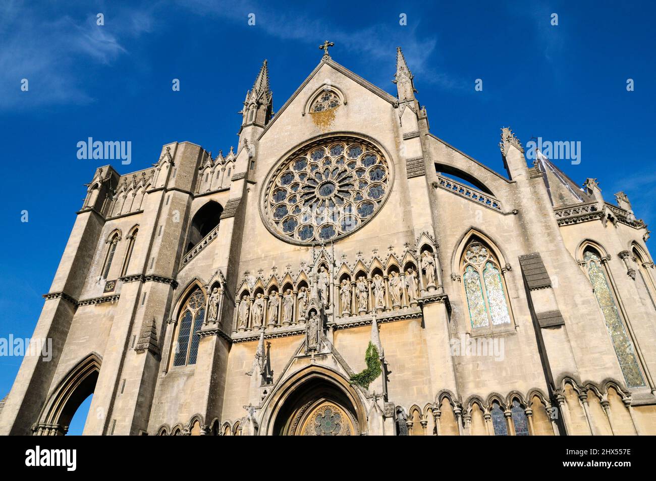 Kathedrale von Arundel, Westfassade. Die Cathedral Church of Our Lady and St. Philip Howard. Rosenfenster über verzierten Schnitzereien von Maria, Christus und Aposteln Stockfoto