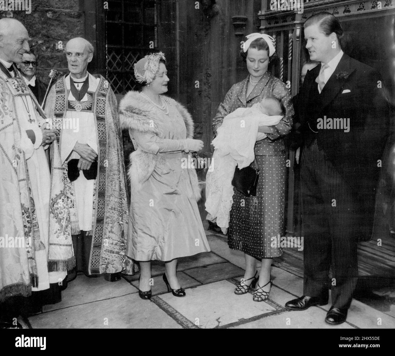 Königin Mutter bewundert ihre Tochter des Neuen Gottes -- Oh, was für ein schönes Baby! Das scheint uns Königin Elisabeth, die Königin Mutter, zu sagen, die 19-jährige Mutter, Viscountess Althorp, Zeigt Sarah Lavinia Spencer der königlichen Patenmutter des Babys in der Westminster Abbey, wo die Taufe in der St. Faith's Chapel stattfand heute (Donnerstag) wurde das Baby am 19. März in einem Northampton Pflegeheim geboren. Viscount Althorp ist auf der rechten Seite zu sehen. Links von der Königin-Mutter sind die RT. Rev. Percy Mark Herbert, Bischof von Norwich, und die sehr Rev. A.C. Don, Dekan von Westminster (zweiter von links). 09. Juni 1955. Stockfoto