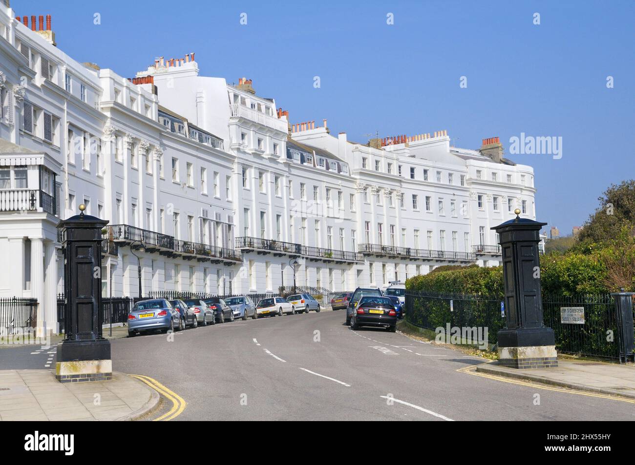 Lewes Crescent, ein gutes Beispiel für denkmalgeschützte Regency-Architektur, Kemp Town Estate, Kemptown, Brighton, East Sussex, England, Großbritannien Stockfoto