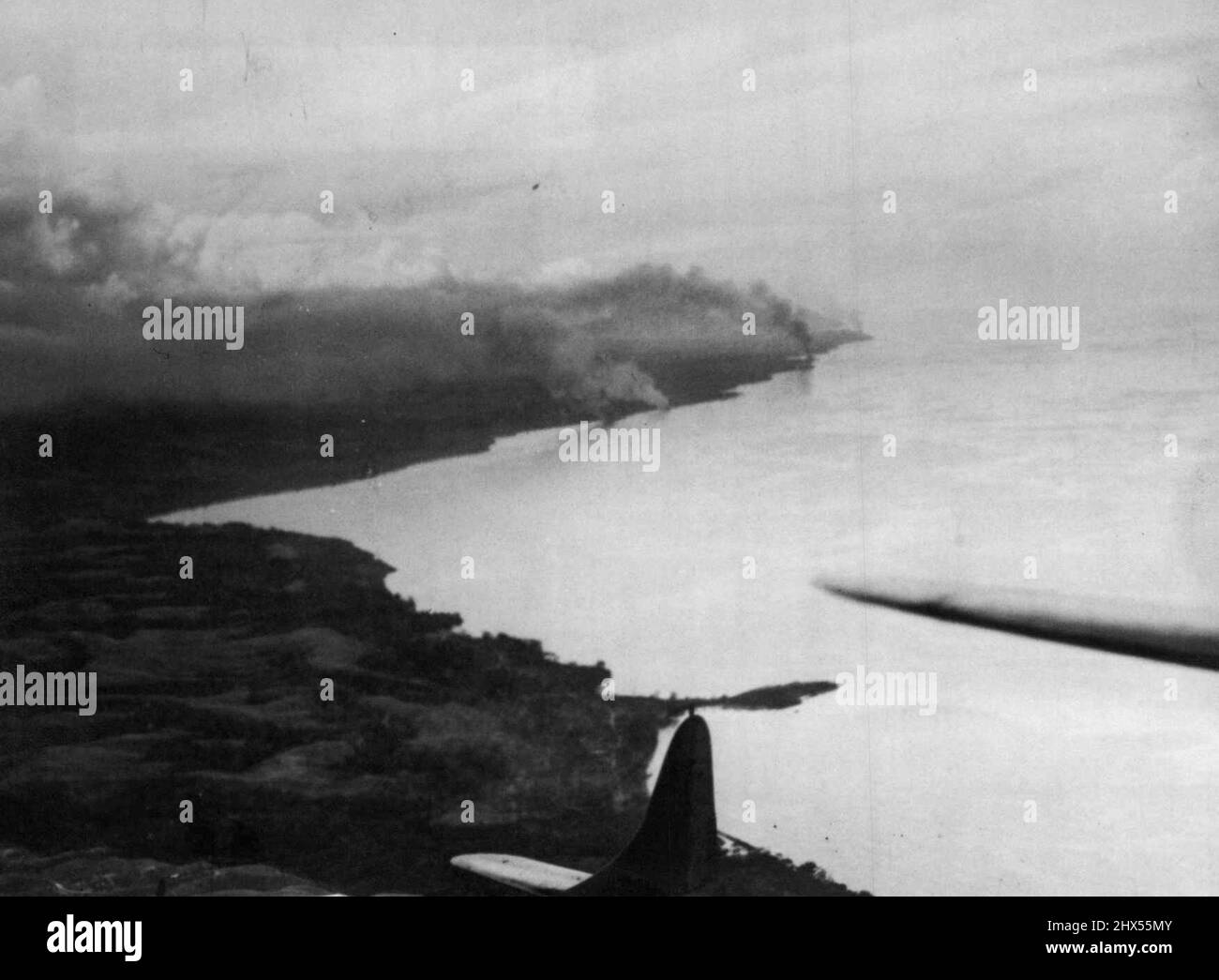 Japanisches Schiff brannte in GuadalcanalVe Rauchwolken, die am Horizont in der Nähe der Inselspitze im Hintergrund kaum zu erkennen sind, entstanden aus ebenso vielen japanischen Frachtschiffen, die U.S.froces in der Schlacht von Guadalcanal zerstört wurden. Die Schiffe wurden gefunden, um eine Tassafaronga, etwa 7 1/2 Meilen westlich von den US-Positionen ein Guadalcanal 15. November 1942. Und wurden durch Bomben, Artillerie-und Marinegewehrfeuer zerstört Zusätzlich verlor der Feind II Kriegsschiffe, darunter ein Schlachtschiff, und acht Transport-und ***** Schäden an anderen Kriegsschiffen. Amerikanische Verluste in der Schlacht waren zwei leichte Kreuzer A Stockfoto