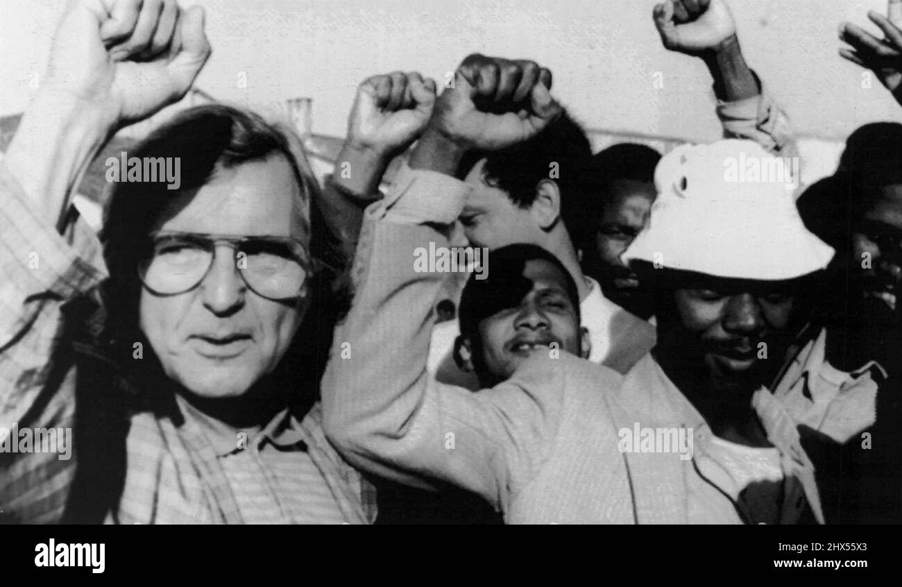 Willi Hoss, links, Mitglied der westdeutschen Grünen und einer ihrer Vertreter im Bundestag, bringt seine erste Solidaritätskundgebung mit streikenden Arbeitern vor dem Mercedes-Benz-Werk in East London, Südafrika, zum Donnerstag besucht Hoss die Arbeitnehmer, die gestern nach einem fünfwöchigen Streik entlassen wurden. 10. September 1945. (Foto von AP Laserphoto) Stockfoto