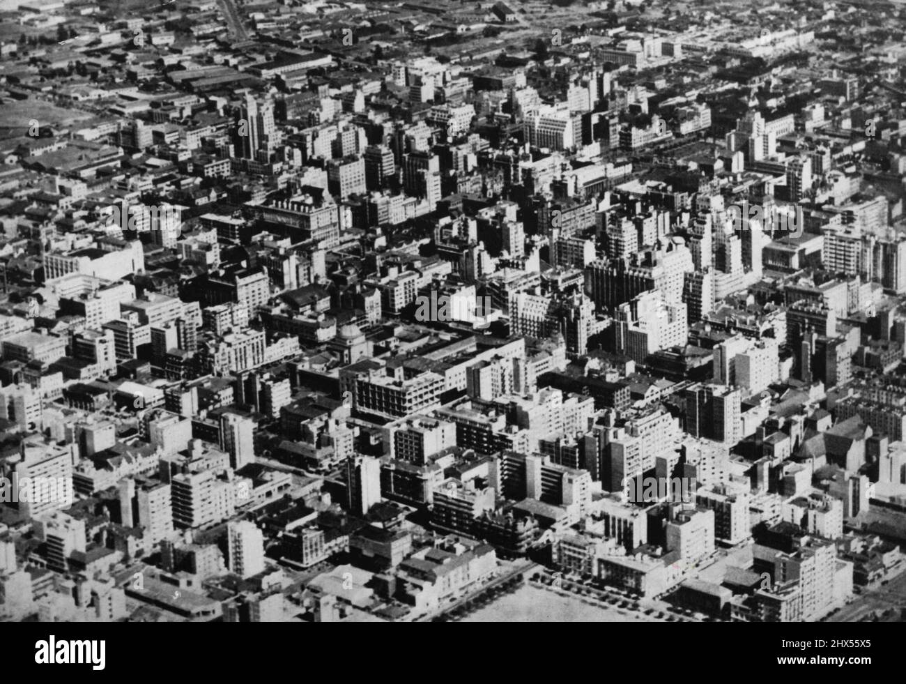 Das Gesicht Südafrikas: 6 Südafrikas wirklicher Reichtum kam mit der Entdeckung von Diamantfeldern in Kimberley im Jahr 1869 und Gold auf dem Witwatersrand im Jahr 1885. Johannesburg, die berühmteste der Städte mit Pilzwachstum, die vor sechzig Jahren entstanden ist, um den enormen Zustrom von Gold-Suchern zu beherbergen, ist heute eine große, moderne Gemeinde mit schönen Gebäuden, hohen Wohnblöcken und Büros, Und offene Parks, die Heimat von einer Viertel Million weißer Menschen und vielen weiteren Afrikanern. 26. August 1948. Stockfoto