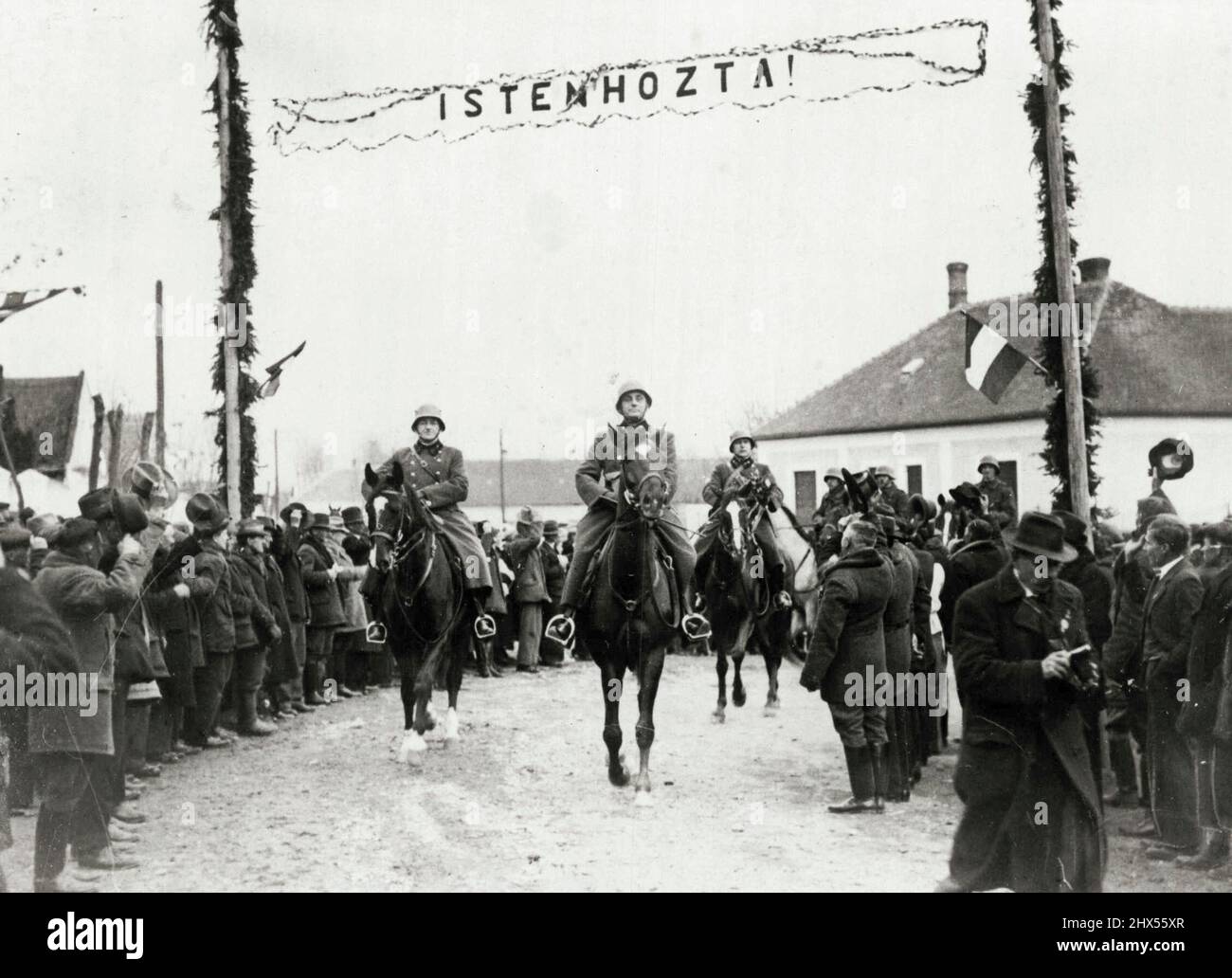 Ungarische Truppen Erreichen Die Polnische Grenze. In Ungarn und Polen gab es gestern Abend eine wilde Freude über die Nachricht, dass ungarische Truppen endlich durch die karpatenukraine (Ruthenien) geplatzt waren, um sich mit den Polen zu verbinden. Ungarische Offiziere reiten an der Spitze einer Kavallerieeinheit, als sie in Taszo nahe der ungarischen Grenze eindrangen. 17. März 1939. (Foto von Keystone) Stockfoto