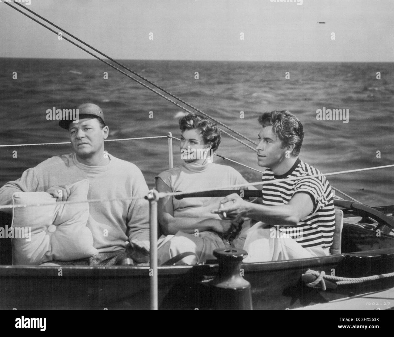 Seekrank...Esther Williams und Fernando Lamas amüsieren sich über Jack Carsons angebliche Meisterschaft im Meer in dieser Szene aus M-G-M's „Dangerous When Wet“. Miss Williams, Lamas, Carson, Charlotte Greenwood und Denise Darcel sind Co-Stars in der Technicolor-Musikgeschichte eines amerikanischen Mädchens, das im Ärmelkanal schwimmt - und Romantik findet. Charles Walters führte Regie und George Wells produzierte. 26. Oktober 1953. Stockfoto