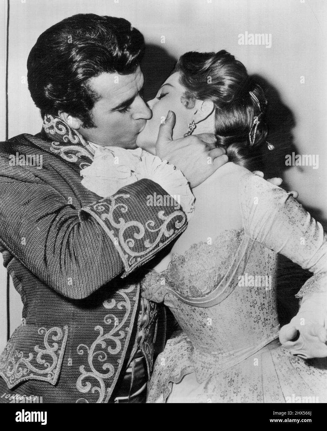 Real und Reel Romance -- die meisten über Romantik in Hollywood heute gesprochen ist, dass der Arlene Dahl, die tizianisch gekleidete Schönheit, und Fernando Lamas, der schneidigen Latein. Ihre private Lebensromantik geht in ihre Bilderfassung über, da sie in „Sangaree“, dem 3-D-Drama der Kolonialzeit, mitinszeniert werden. Diese William H. Fine-William C. Thomas-Produktion ist Paramount's erster Film, der in der 3-Dimension gedreht wurde. 27. Juli 1953. Stockfoto