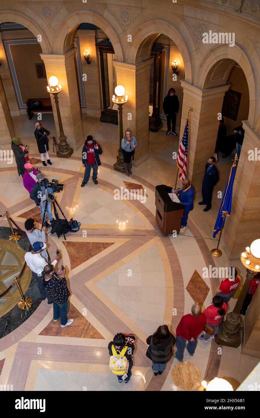 St. Paul, Minnesota. 28. Februar 2022. Schützen Sie unsere Babys. Die Menschen versammeln sich in der Hauptstadt, um eine Gesetzgebung für schwarze Familien und eine Sicherheitsini zu verabschieden Stockfoto