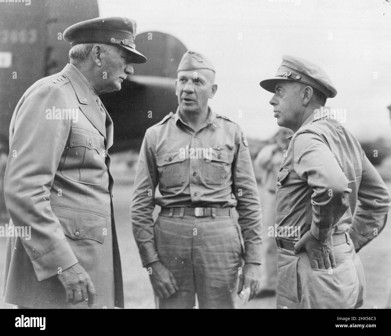 Irgendwo In Neuguinea -- Lieut. General William S. Knudsen (links) diskutiert Kriegsstrategie mit Major General Ennis C. Whitehead (Mitte), dem stellvertretenden Kommandeur der fünften Luftwaffe, und Lieut. General George C. Kenney (rechts) Kommandant der fünften Luftwaffe. Lieut. General Knudsen besuchte die Insel mit dem Unterkriegsminister Robert P. Patterson während einer Inspektionsreise durch den südwestpazifik. 13. September 1943. (Foto von Fifth U.S. Air Force Photo). Stockfoto