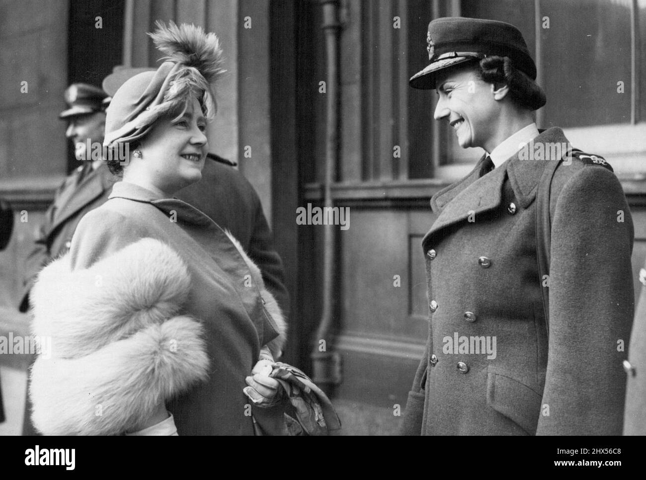 Queen trifft W.R.A.F. Chef bei der Place Parade -- die Königin im Gespräch mit Dame Felicity Hanbury, Direktorin der Royal Air Force der Frauen bei der heutigen Parade. Der Berliner Luftbrücke wurde heute (Mittwoch) in London gedacht, als 260 Vertreter der Männer und Frauen, die an dem Luftzug teilgenommen haben, von Wellington Barracks zum Buckingham Palace marschierten, wo die Parade vom König überprüft wurde. Nach der Inspektion des Königs wurde der marsch in die Guildhall fortgesetzt, wo der Oberbürgermeister und die Corporation of London Gastgeber bei Luncheon waren. 07. Dezember 1949. (Foto von Reuterphoto) Stockfoto