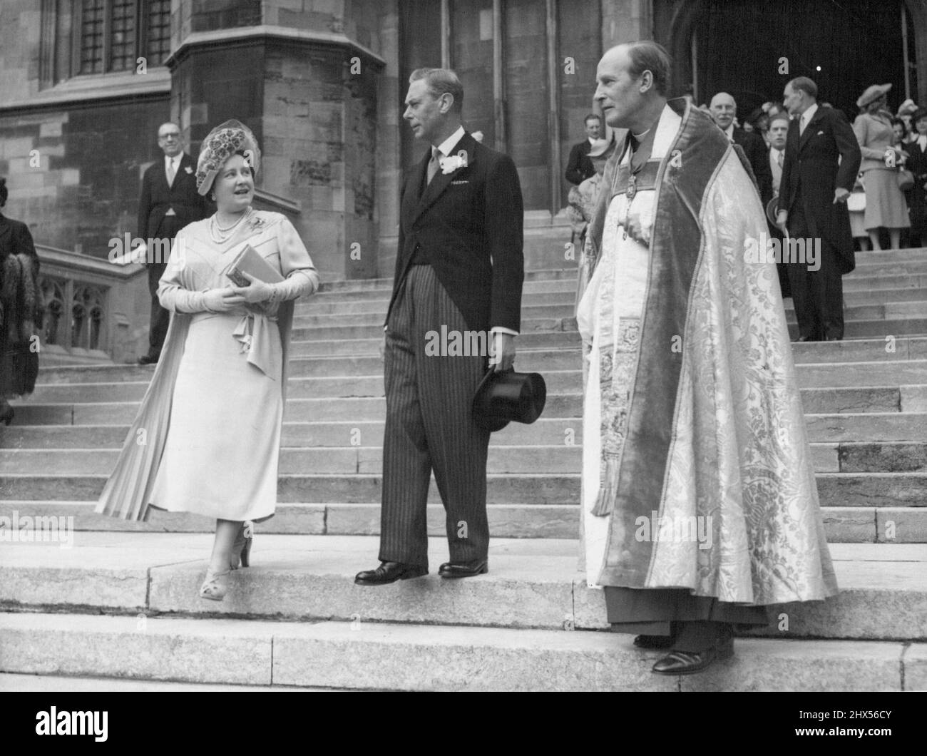 König und Königin bei Windsor Wedding - Ihre Majestäten der König und die Königin verlassen die St. Georges Chapel, Windsor, nachdem sie heute am 20. Mai dort an einer Hochzeit teilgenommen haben. Es waren Gäste bei der Hochzeit von Miss Caroline Mary Lascelles, der jüngeren Tochter des rechten Hon. Sir Alan Lascelles, Privatsekretär des Königs, und Anthony Lyttleton. Ältester Sohn von Herrn Oliver und Lady Moira Lyttleton. 22. Juni 1949. (Foto von Associated Press Photo) Stockfoto