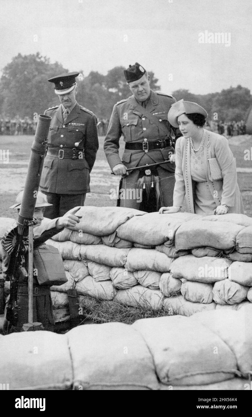 Die Königin besucht London A.A. Einheit - die Königin, die sich auf die Seite einer sandsackgepackten Waffe stützt, wird heute, am 31. Juli, bei einem Besuch einer schottischen Luftabwehreinheit in einem der Londoner Parks eingesetzt. 18. September 1940. (Foto von Associated Press Photo). Stockfoto