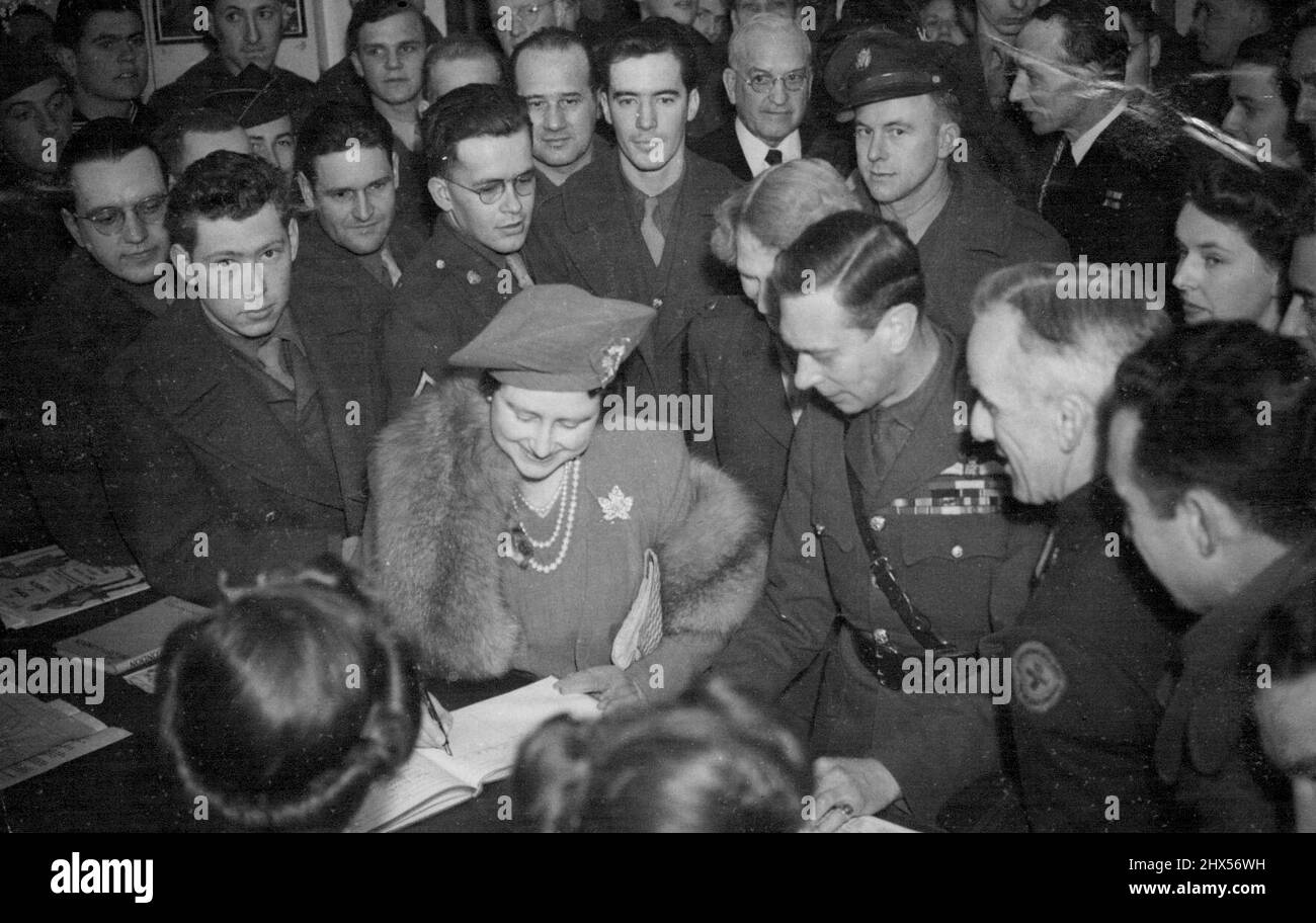 König und Königin besuchen den American Red Cross Club in London -- der König schaut auf, während die Königin das Besucherbuch während ihres Besuchs im Mostyn Club unterschreibt. Auf der rechten Seite von H.M. The King ist W. Cruise, Direktor des Mostyn Club, er kommt aus Passaic, N. J. Hintergrund rechts von der Mitte mit Brille ist Harvey T. Gibson, amerikanischer Beauftragter des Roten Kreuzes in G. Britain. Der King und die Queen wurden sehr willkommen geheißen, als sie den American Red Cross Club, Portman Street, London, besuchten. 1.Mai 1944. (Foto von Associated Press Photo). Stockfoto