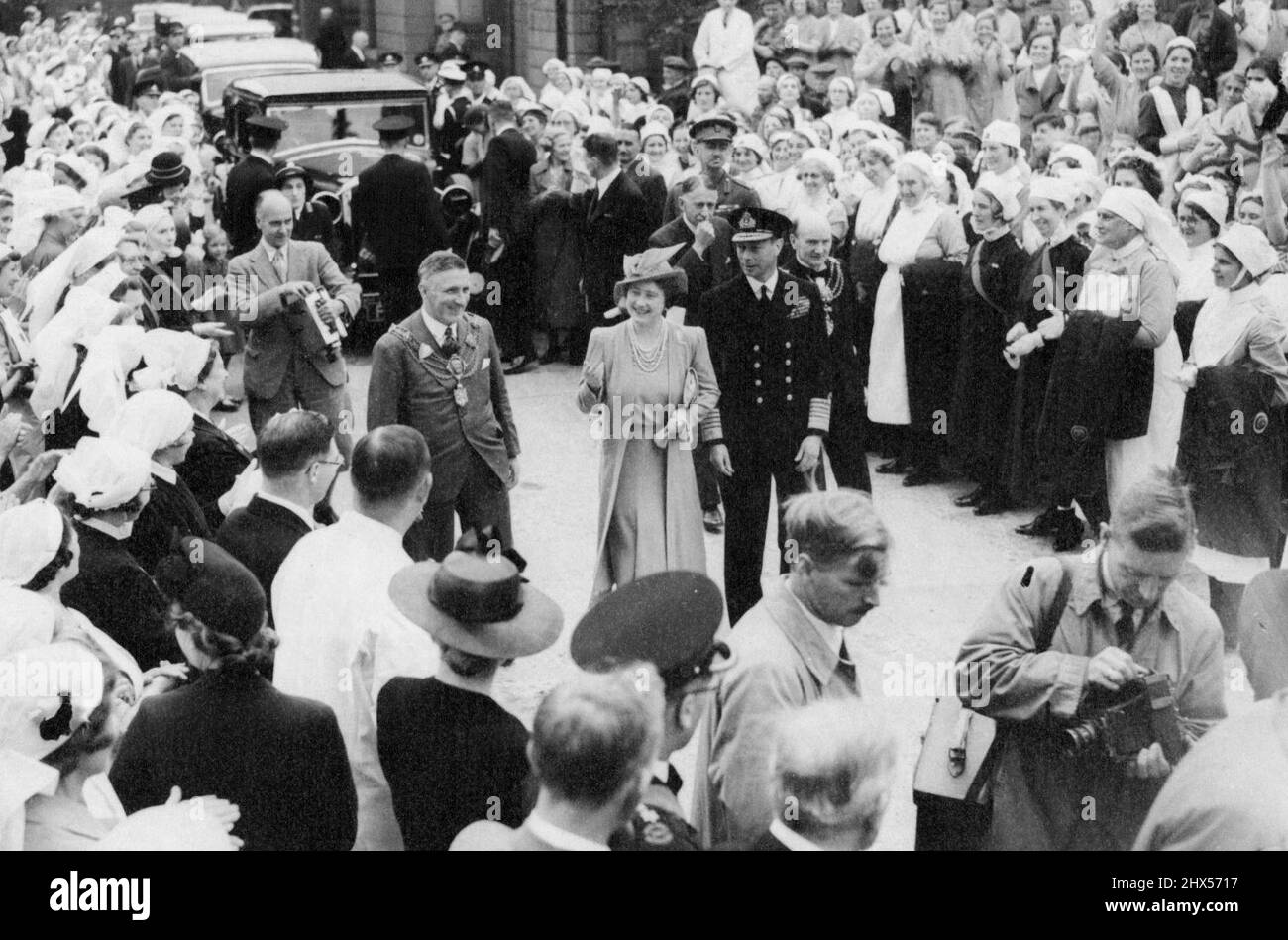König und Königin besuchen Hull - den König und die Königin während ihres Besuchs im Anlaby Rd. Institution Hospital, wo sie mit Krankenschwestern, Krankenwagen und Beamten sprachen. Der König und die Königin bei einer dreistündigen Tour durch bombardierte Gebiete im Rumpf, spazieren gestern auf Trümmern, die einst Häuser waren, und sprachen als Freunde mit Männern und Frauen-Opfern mit solcher Sympathie, dass die Stadt viele Male Jubel über den Dank für den Besuch brüllte. 7. August 1941. (Foto von Keystone). Stockfoto