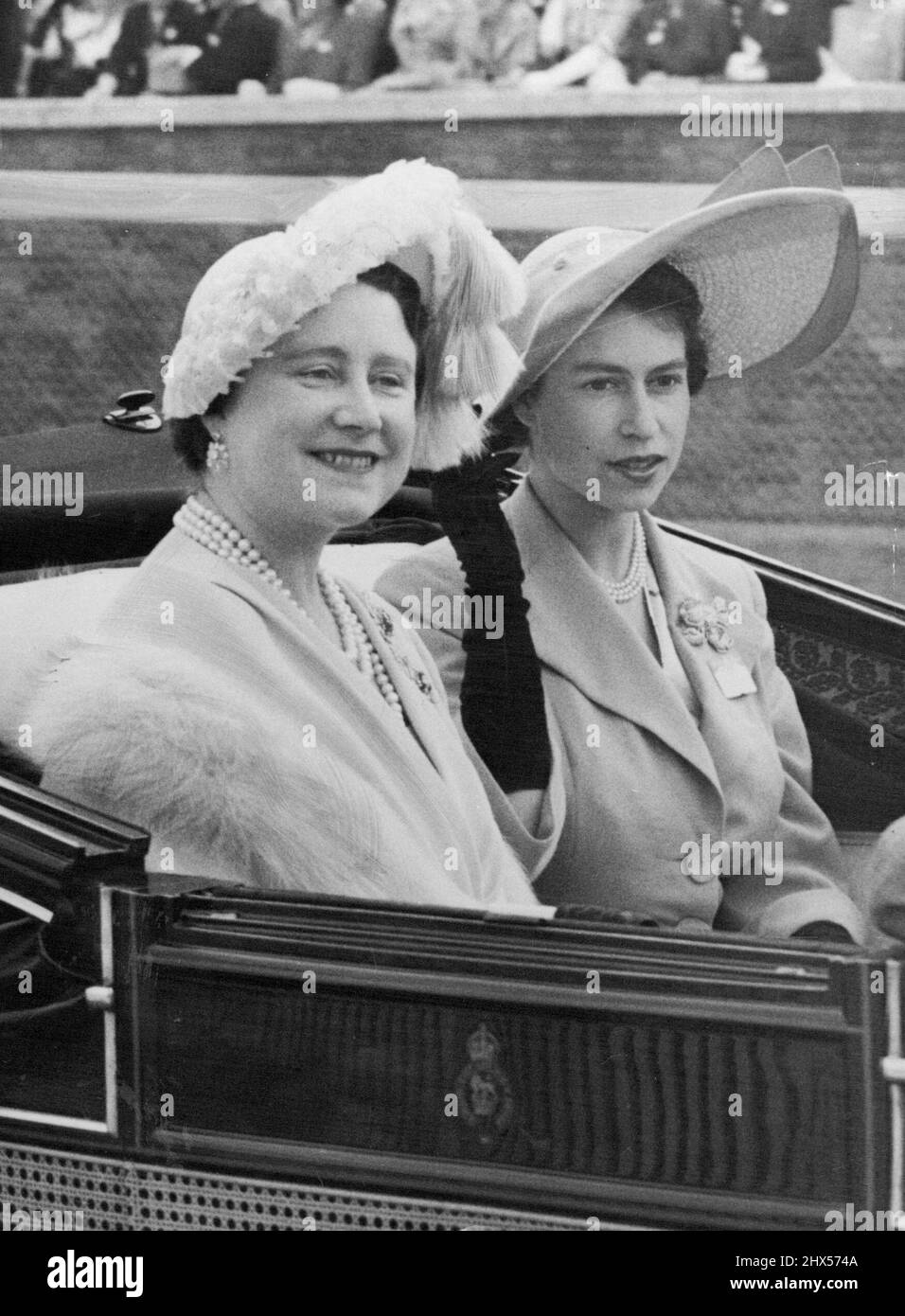 Die Königin in Ascot - die Königin, die ein Orchid Pink Chiffon Kleid und einen Hut in der gleichen Farbe und Material trägt, ist hier mit Prinzessin Elizabeth, gekleidet in staubgelb, während der königlichen Prozession in Ascot heute 14. Juni abgebildet. Königliche Auftritte - links : die Königin, trägt und Orchidee rosa Chiffon Kleid und passenden Chiffon Hut, mit Prinzessin Elizabeth, die Kleider ***** war Industriegelb, in staubiges Gelb gekleidet, während der königlichen Prozession in Ascot letzte Woche. 14. Juni 1951. (Foto von Associated Press Photo). Stockfoto
