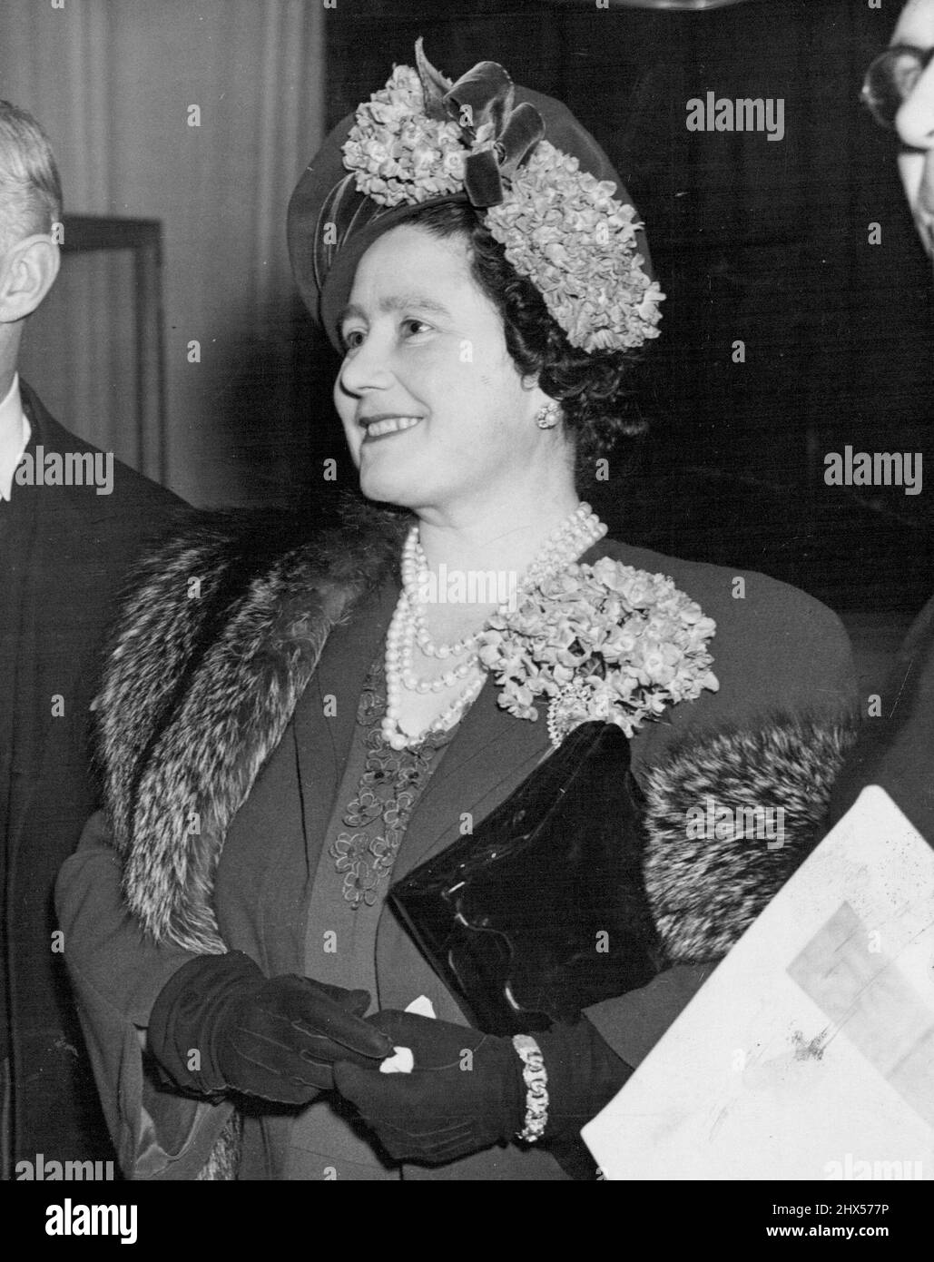 Königin Elizabeth feierte heute ihren 51.. Geburtstag. Auf Ersuchen von Premierminister Menzies sandte der Generaladministrator des Commonwealth, Sir John Northcott, Ihrer Majestät folgende Botschaft: „Im Namen des Volkes und der Regierung Australiens, meiner Frau und mir, grüße ich Ihre Majestät und wünsche Ihnen zum Geburtstag Ihrer Majestät gute Wünsche.“ 09. Dezember 1948. (Foto von Reuterphoto) Stockfoto