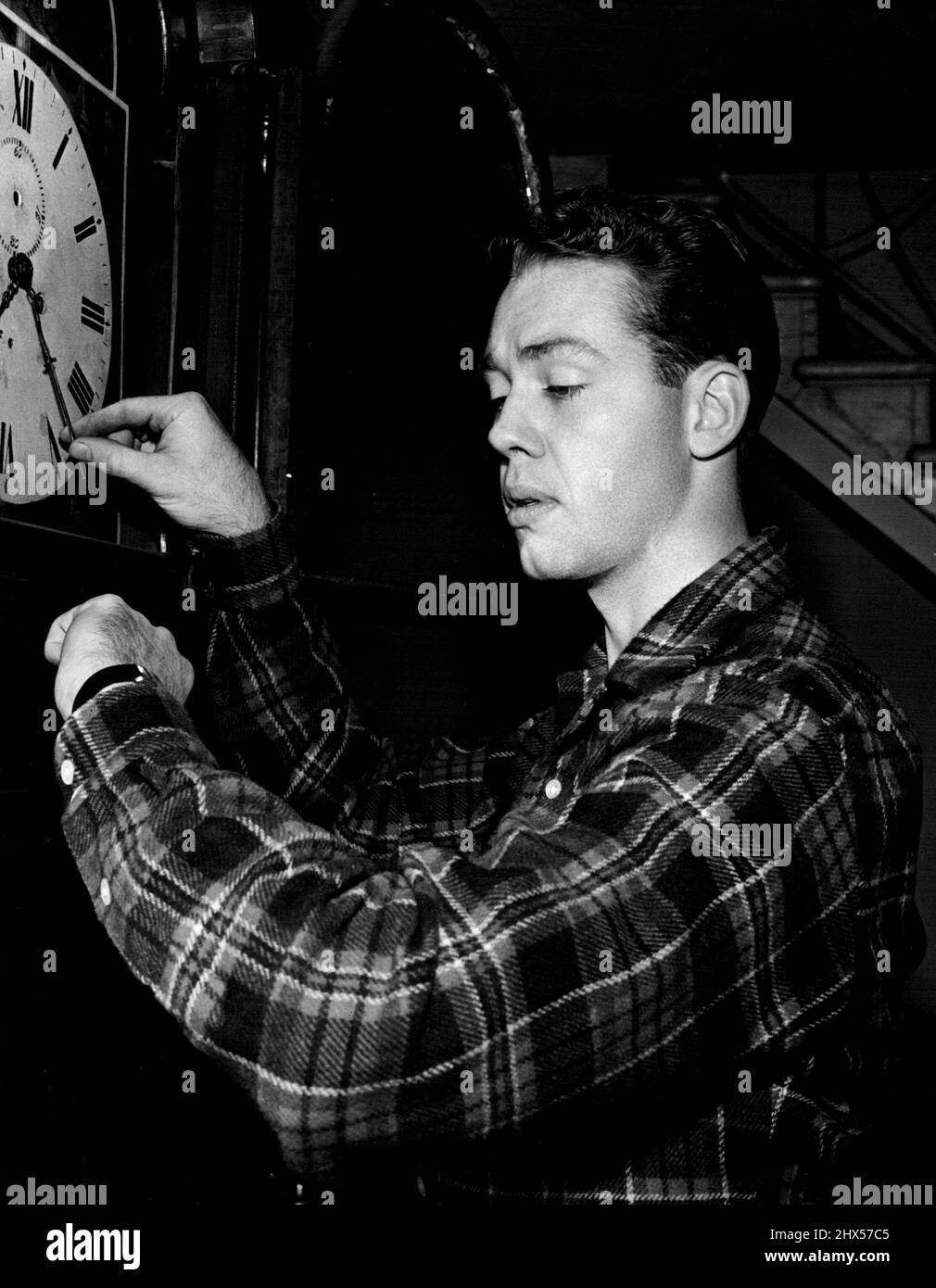 Zu Hause mit Richard Quine...Metro-Goldwyn-Mayer Schauspieler, der die junge Hauptrolle in „The Cockeyed Miracle“ spielt. Seine Zimmermannsarbeit erstreckt sich auf die Umgestaltung der Frühstücksecke. 25. August 1953. Stockfoto