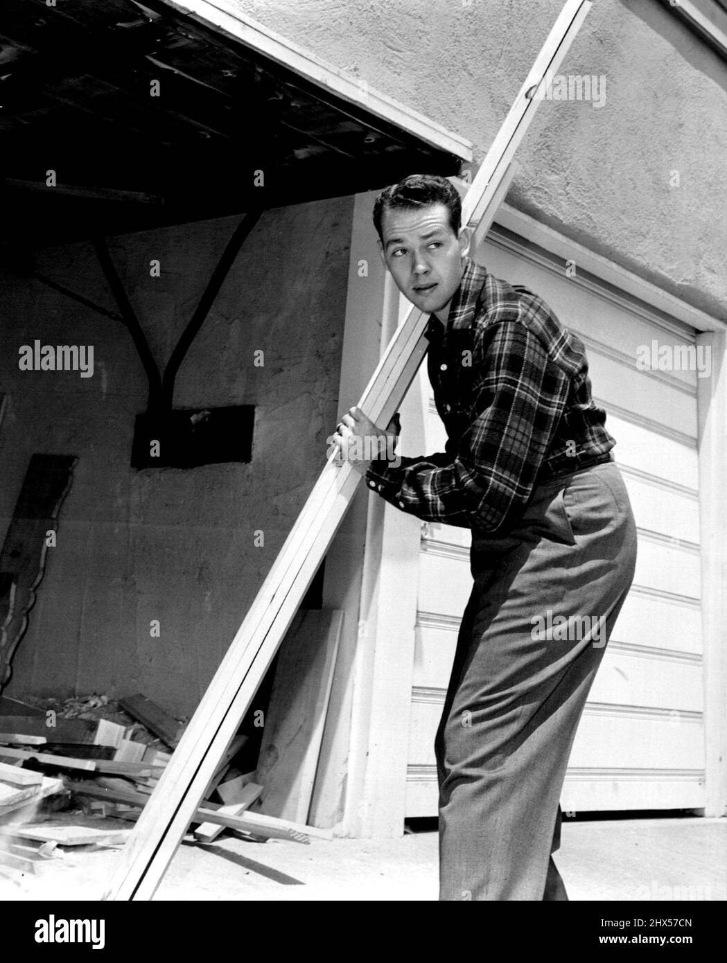 Zu Hause mit Richard Quine...Metro-Goldwyn-Mayer Schauspieler, der die junge Hauptrolle in „The Cockeyed Miracle“ spielt. Seine Zimmermannsarbeit erstreckt sich auf die Umgestaltung der Frühstücksecke. 5. August 1953. Stockfoto