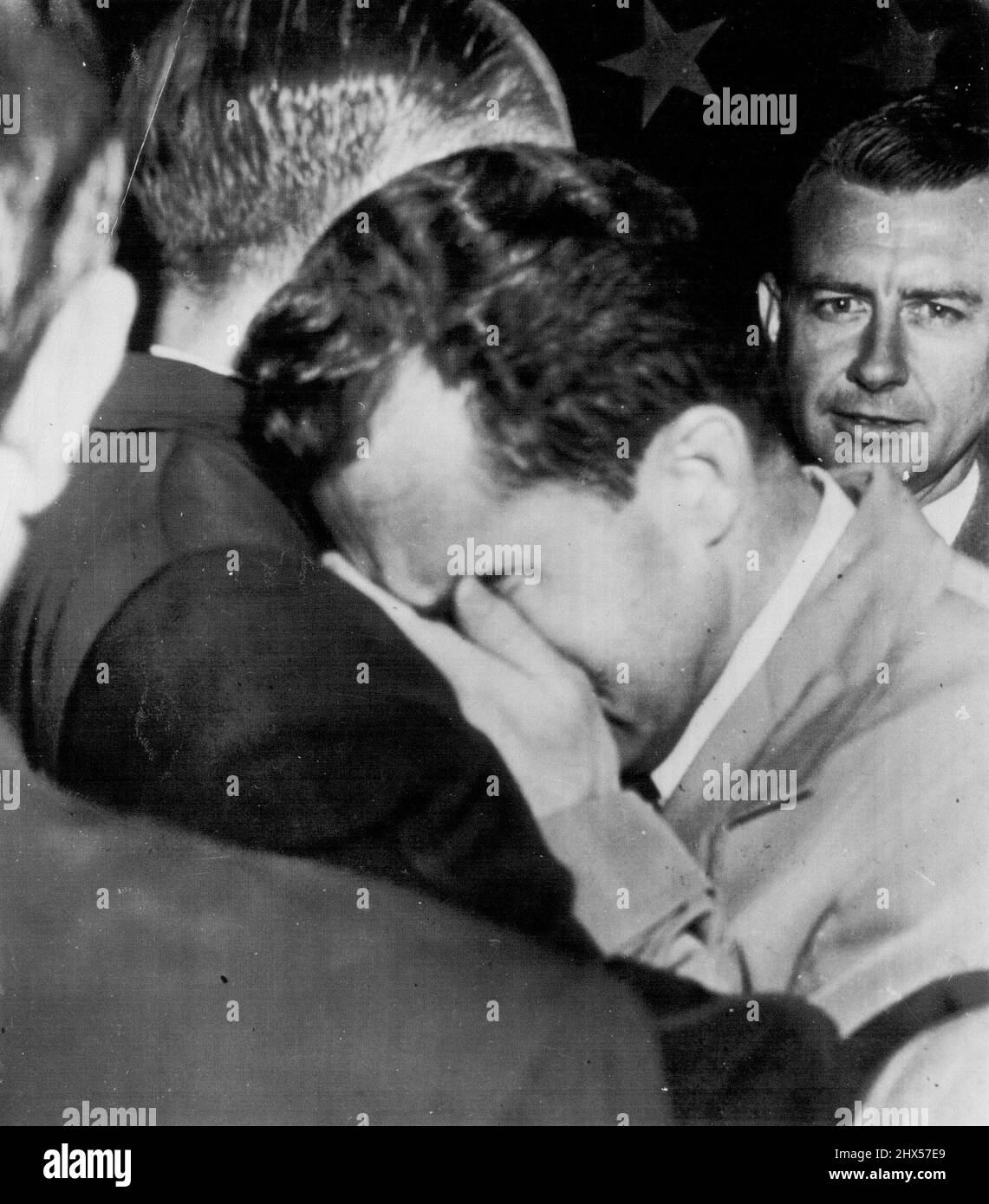 Nixon bricht zusammen -- Senator Richard M. Nixon legt seine Hände auf sein Gesicht, als er auf der Schulter des Senators William Knowland aus Kalifornien zusammenbricht, nachdem er seine Rede vor der Eisenhower-Kundgebung heute Abend hier beendet hatte. Nixon flog hierher, um Gen Dwight Eisenhower zu treffen. Nach einer emotionalen Verteidigung seiner früheren finanziellen Zugehörigkeit im Fernsehen bricht Nixon zusammen, schreit. 24. September 1952. (Foto von AP Wirephoto). Stockfoto
