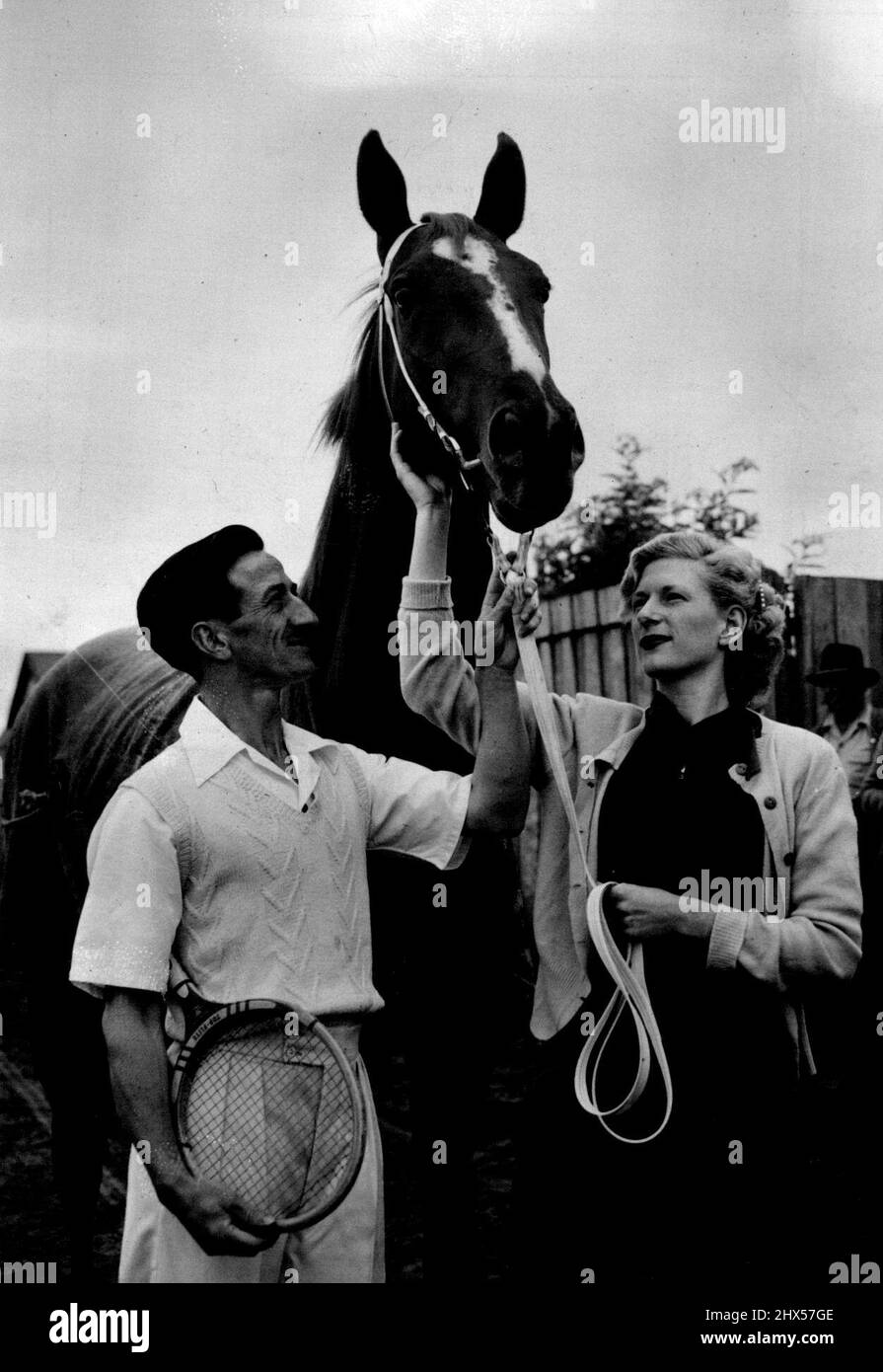 Purtell und seine Frau, eine ehemalige Model, bewundern Plister, den zweifachen Derby-Sieger und missglückten Favoriten beim Melbourne Cup 1950. 01. Januar 1947. Stockfoto