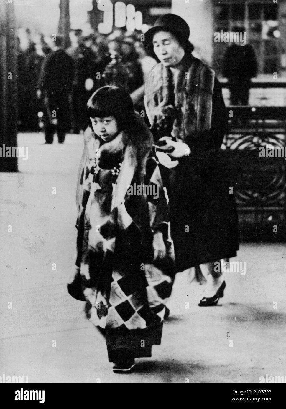 Eine Coy Princess -- die kleine Prinzessin Teru, die älteste Tochter des Imperators und der Kaiserin von Japan, die noch ziemlich nervös vor Fotografen war, schnappte sich am Bahnhof von Tokio, als sie auf dem Weg nach Hayama, einem Badeort, war, um ihre Frühlingsferien zu verbringen. 21.Mai 1934. (Foto von Associated Press Photo). Stockfoto