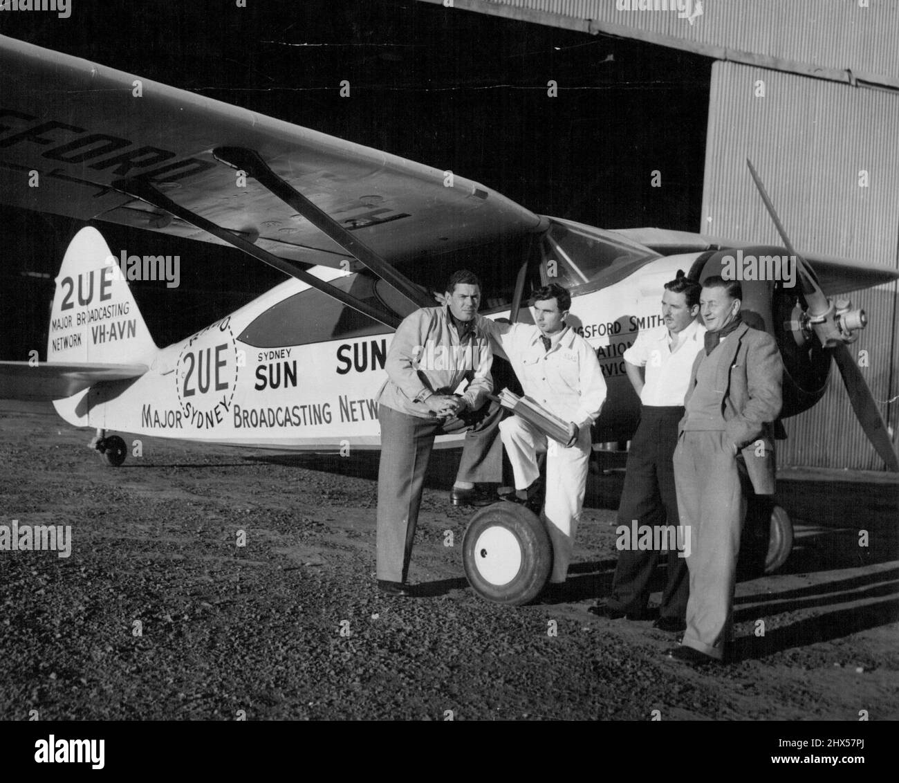 2UE Team über die REDEX-Studie. Sie verfolgen nun die Autos im Nordwesten Australiens. Von links nach rechts: 'Curly' Brydon, 2UE; Ian Club, der Pilot; Elliot Glover, Herald Journalist und Norman Herfort, Fotograf von Sun. 13. Juli 1954. Stockfoto