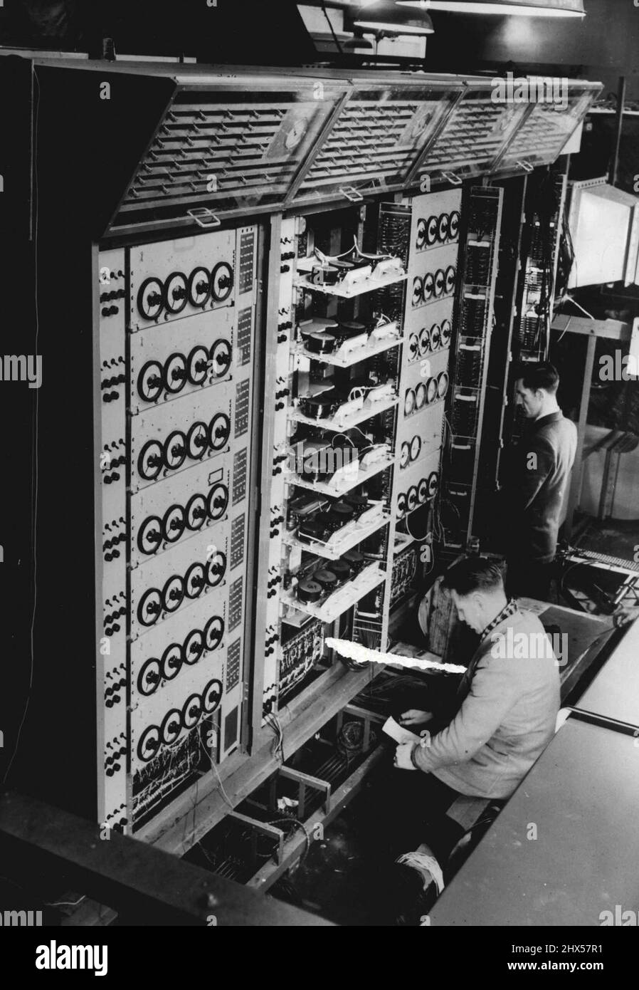 Elektronische Rechenmaschine, oder "Simulator", genannt AGVAG, die in Betrieb ist bei der Long Range Weapons Establishment, Salisbury, (S.A.). (Offizielles Foto). 18. Oktober 1954. Stockfoto