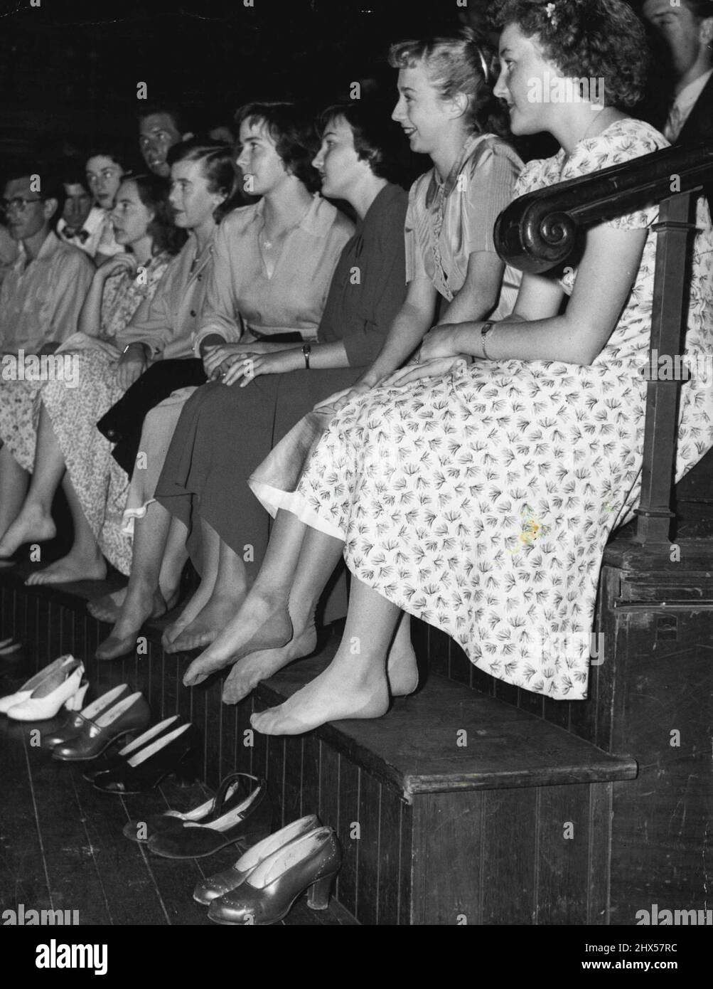 „Ruhig“ Geblieben. Jazz-Fans können es nicht widerstehen, mit den Füßen auf „heiße“ Zahlen zu tippen. Diese Mädchen beim Town Hall Jazz Konzert gestern Abend zogen ihre Schuhe aus, damit der Lärm die Mikrofone der Bühne nicht störte. 28. Februar 1950. Stockfoto