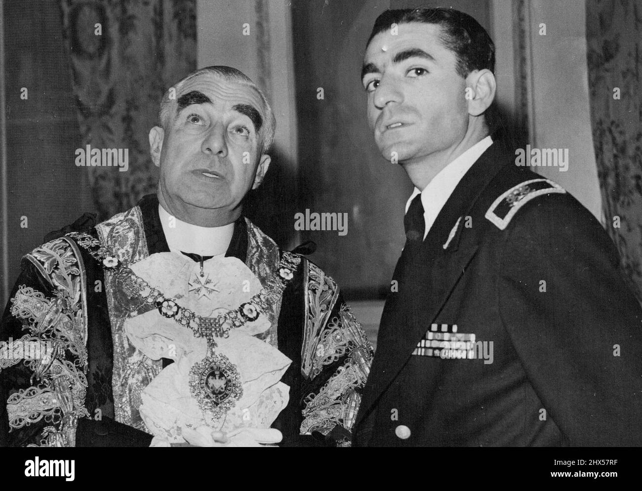 Shah von Persien trifft Londons Oberbürgermeister -- Der Schah von Persien - Mohammad Reza Pahlavi - (rechts), der auf einem halbprivaten Besuch in England ist, fotografiert mit dem Oberbürgermeister von London, Sir Frederick Wells (links) während eines Besuchs im Herrenhaus, der offiziellen Residenz des Oberbürgermeisters, als der Schah zum Mittagessen unterhalten wurde. 23. Juli 1948. Stockfoto