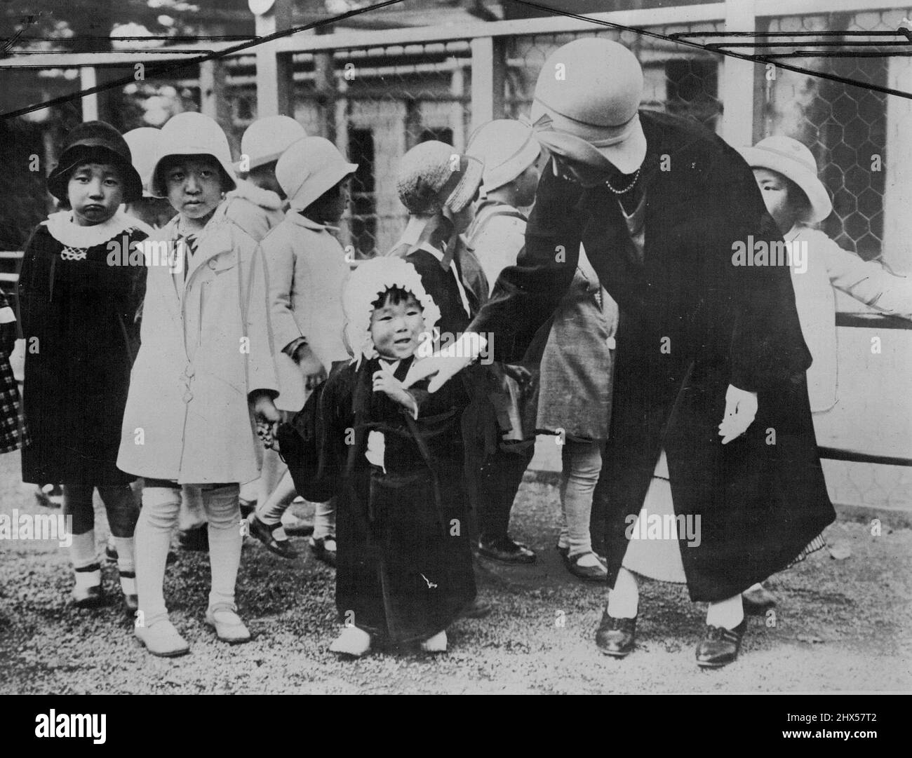 Töchter des japanischen Imperators, die Prinzessinnen Taka und Teru, besuchen den Zoo. 12. Januar 1931. (Foto von International Newsreel). Stockfoto