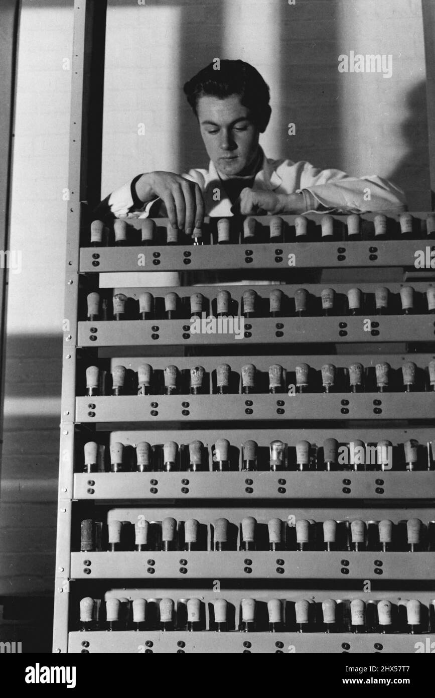 Eines der mehreren Ventilgestelle, aus denen der „Körper“ des automatischen elektronischen Verzögerungsspeichers besteht, der jetzt am Mathematischen Labor der Universität Cambridge verwendet wird. Der Rechner wiegt über zwei Tonnen. 01. April 1950. Stockfoto