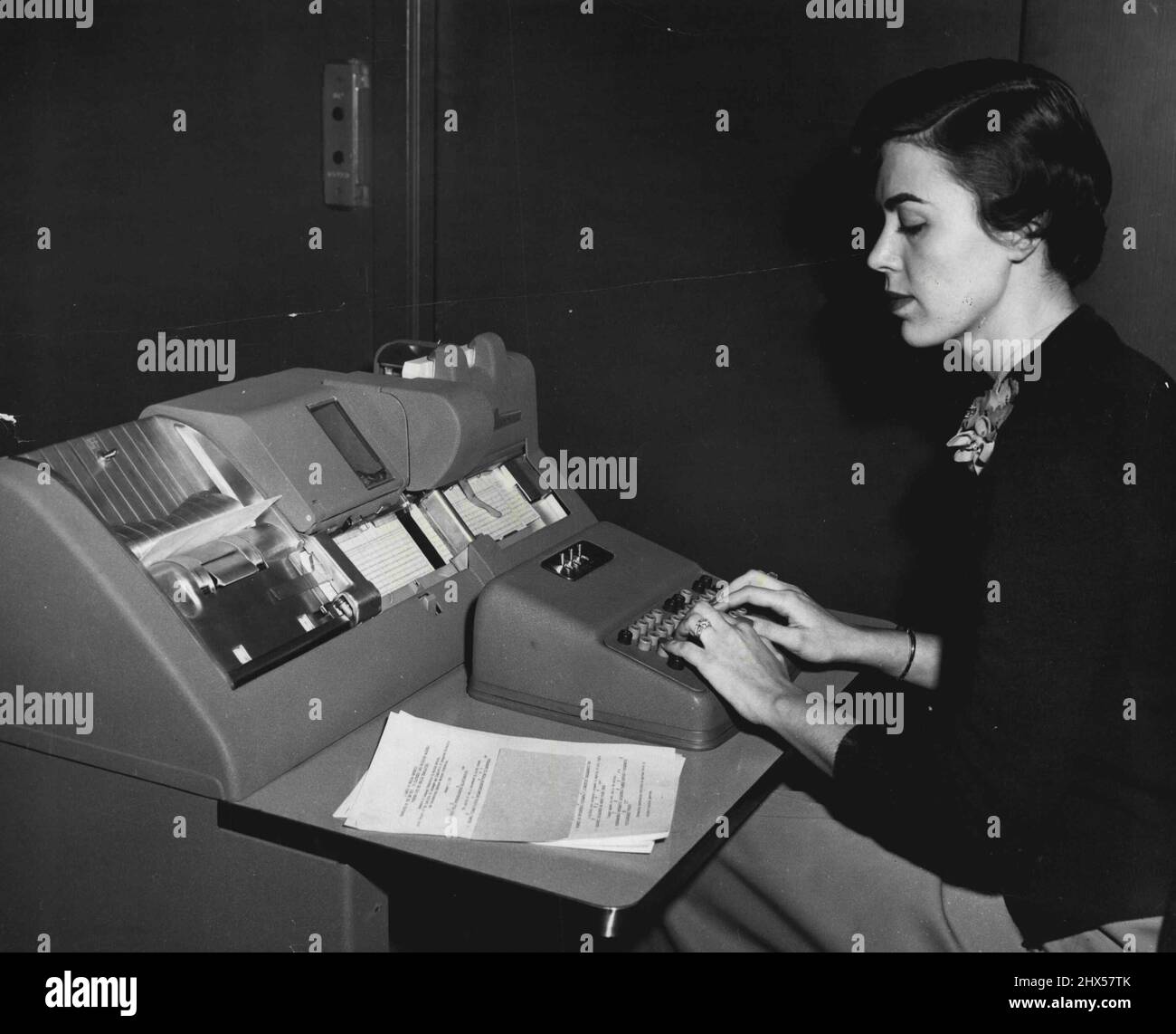 IBM-Karten werden mit Sätzen auf Russisch gestanzt. 01. Januar 1955. Stockfoto