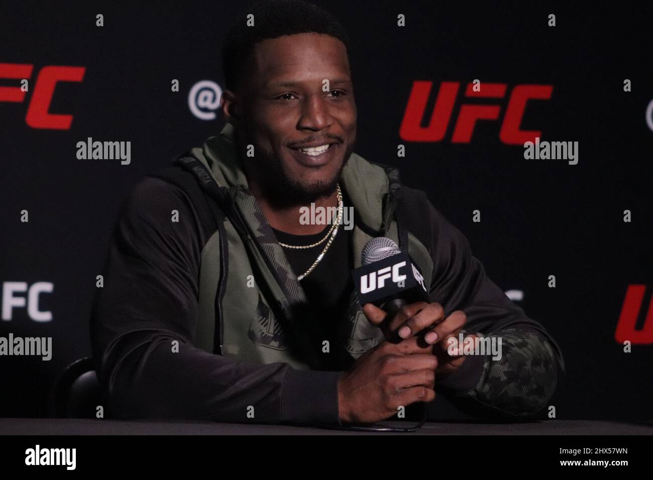 LAS VEGAS, NV - 9. MÄRZ: Karl Roberson interagiert mit den Medien während des UFC Fight Night 203 Media Day am 9. März 2022 im UFC Apex in Las Vegas, Nevada, USA. (Foto von Diego Ribas/PxImages) Stockfoto