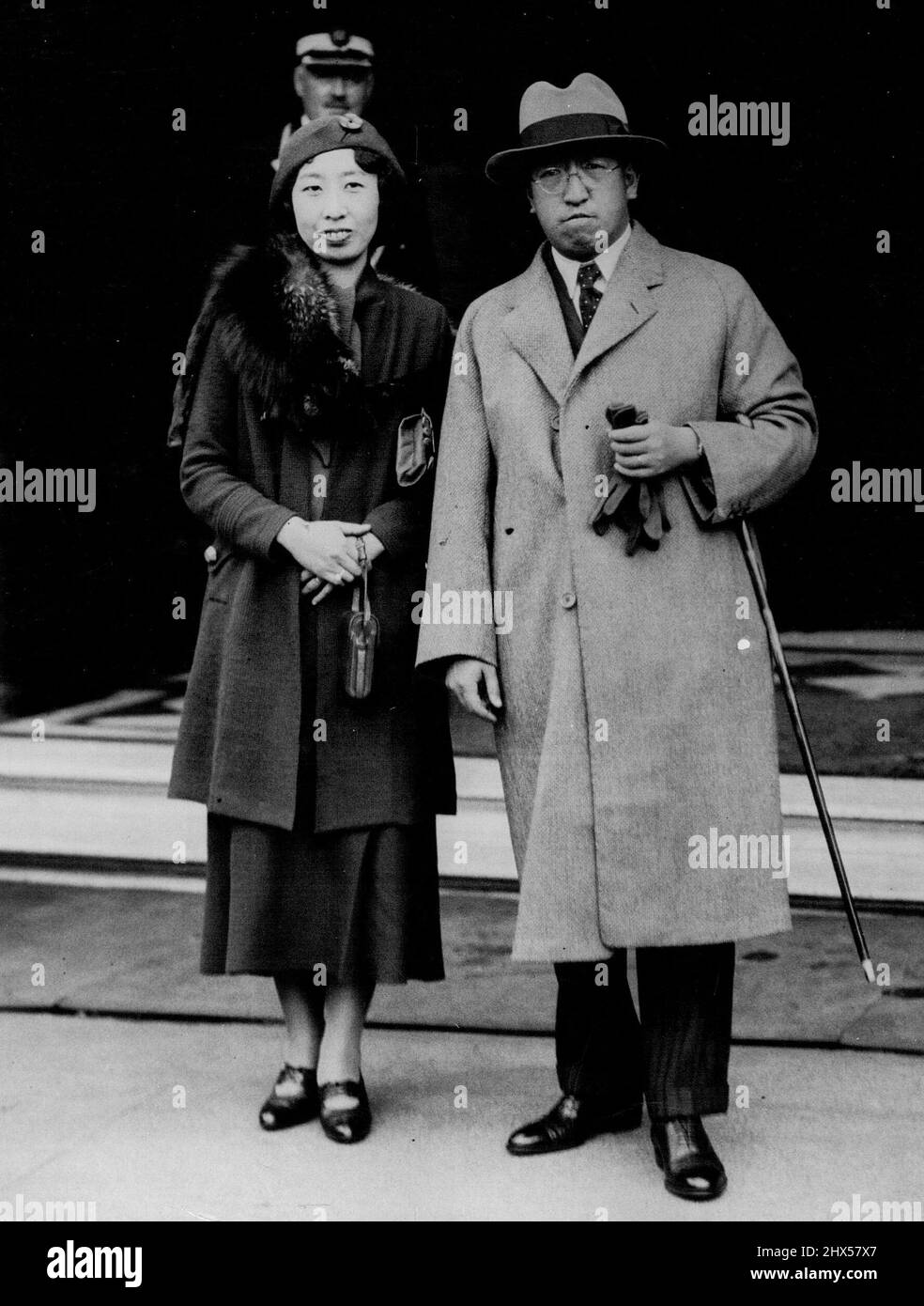 Japanische Königsfamilie in Edinburgh -- Prinz Tsunenori Kaya, Cousin des japanischen Imperators, mit seiner Frau, Prinzessin Toshiko, fotografiert bei ihrer Ankunft in der Princess Street Edinburgh aus London. Sie sind auf einer Tour durch Schottland. 13.Mai 1934. (Foto von Topical Press). Stockfoto