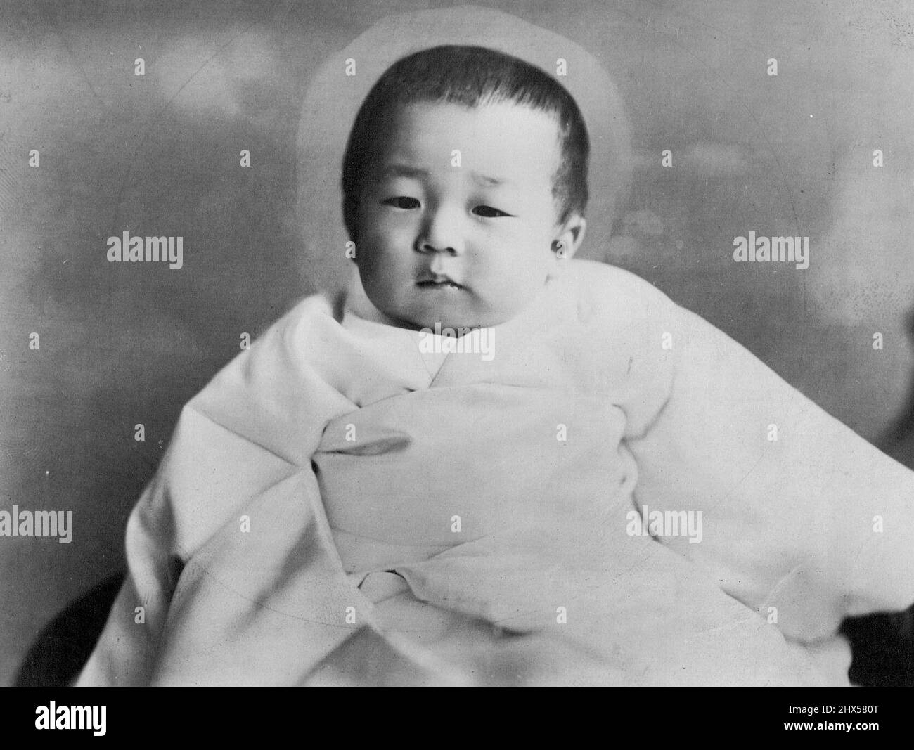 Dieses hervorragende Bild von S.K.H. Prinz Akihito Tsugu-no-Miya, dem japanischen Kronprinzen, wurde heute speziell für die Pressemitteilung zu seinem kommenden ersten Geburtstag aufgenommen, der am 23.. Dezember im Palast gefeiert wird. Laut der gleichzeitig erfolgten offiziellen Ankündigung ***** Die Veröffentlichung des Bildes über seine Gesundheit ist wie folgt ***** 705 gr. und 74cm. 22. Dezember 1934. (Foto vom Shimbun Rengo News Photos Service). Stockfoto