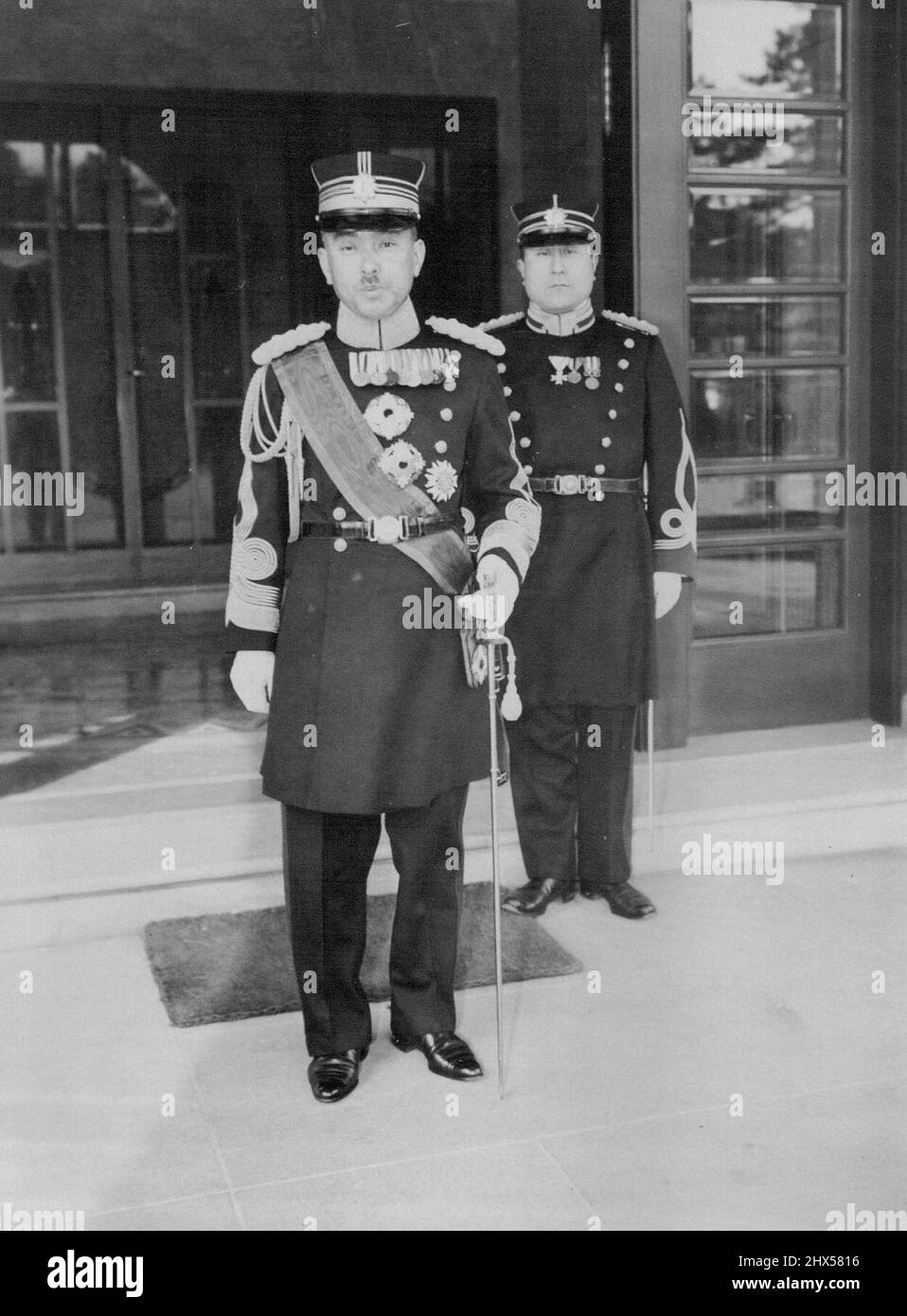 H.I.H. Prince Asaka H.I.H. Prinz Yasuhiko Asaka, hier gesehen, wurde heute Morgen von seiner Majestät dem Kaiser zum Mitglied des Kriegsrates ernannt. Das Foto wurde aufgenommen, als es zur Instalationszeremonie in seiner Residenz zum Kaiserlichen Palast ging. 14. März 1938. (Foto vom Domei News Photos Service). Stockfoto