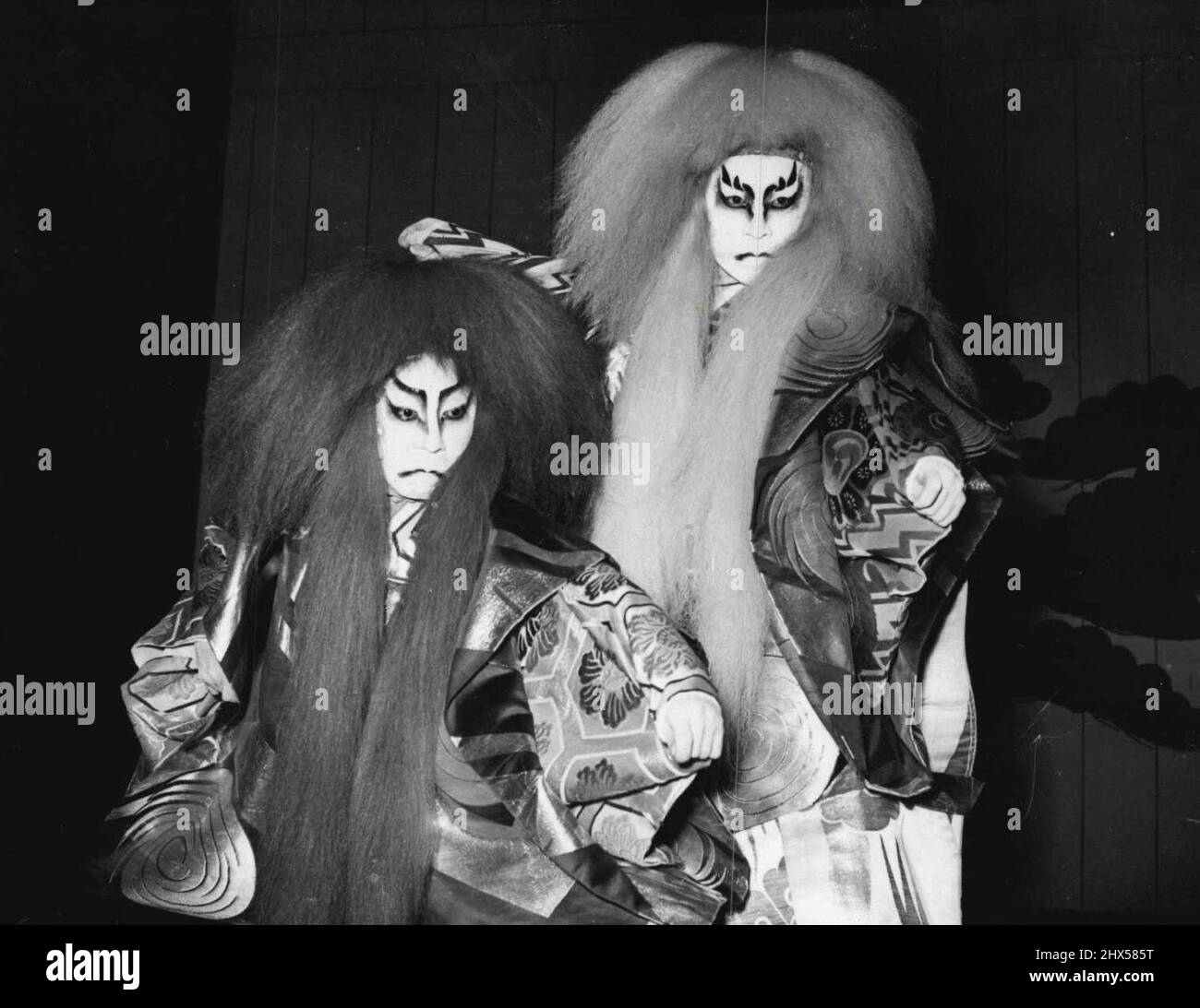 Japanische Tänzer beim Edinburgh Festival -- Shusai Fujima (links) als der Rote Löwe und Tsurunasuka Bando als der Weiße Löwe in einer Szene aus dem Löwentanz. Die Azuma Kabuki-Tänzer und Musiker aus Tokio zeigen nun im Empire Theatre in Edinburgh japanische Tänze und Musik. 07. September 1955. (Foto: Sport & General Press Agency, Limited). Stockfoto