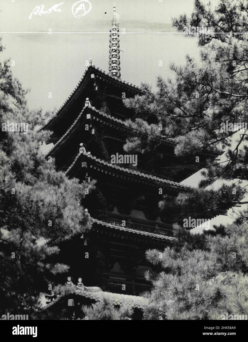 Horyuji-Tempel - die fünfstöckige Pagode zeigt ein poetisches Gleichgewicht und ist das schönste und auffälligste Gebäude, das die Strukturen des Horyuji-Tempels umfasst. Die Hauptstütze, die sich bis zu einer Höhe von 34 Metern erstreckt, ist ein zentraler Pfosten, der vom Fundament bis zur Spitze des angelaufenen Turms aufschießt. Der Eckstein der Pagode enthält die Asche des Buddha-Bildes, das dort vor mehr als 1.300 Jahren von Prinz Shotoku aufgestellt wurde. 5. März 1941. (Foto von Japan Photo Library, Inc.). Stockfoto