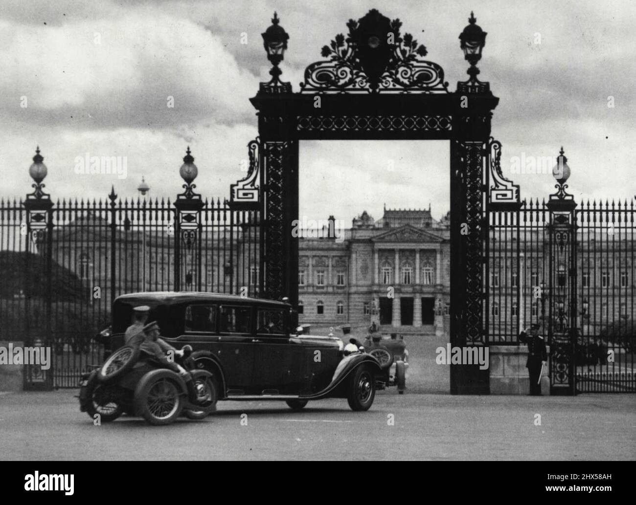 Der Kaiser Von Manchukuo Kommt An. . Der Kaiser von Manchukuo Kangte im kaiserlichen Auto wird als vom Bahnhof Tokio aus am abgetrennten Palast des Imperators in Askasaka ward ankommen gesehen. 26. Juni 1940. (Foto vom Domei News Photos Service). Stockfoto