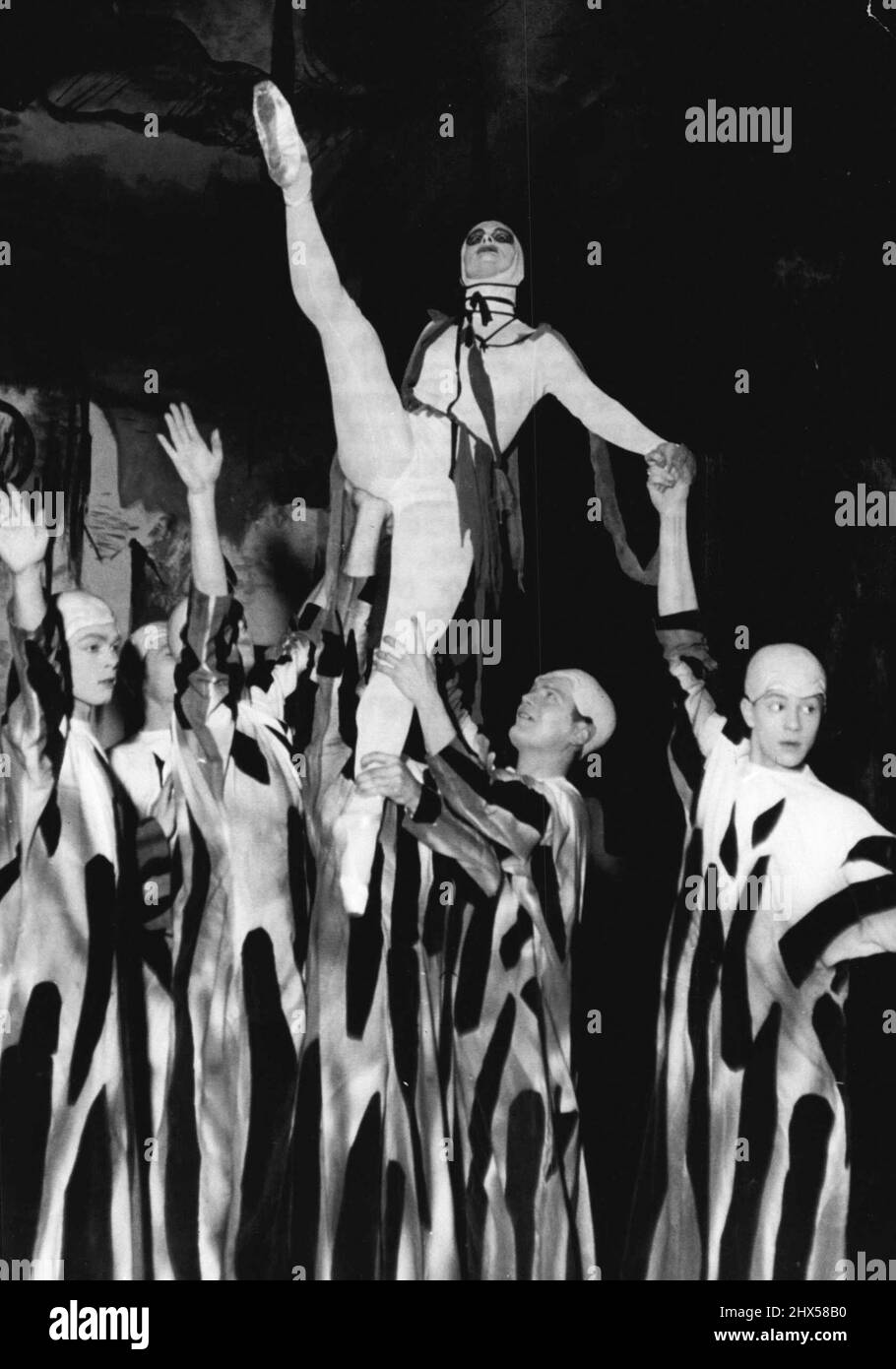 Tanz der Furien - Diese beeindruckende Szene zeigt den Tanz der Furien in Hadies, mit Ballerina July Drapal als Kopffurz. Es stammt aus der Neuproduktion von IGOR strawinskys Ballett 'Orpheus', die der Komponist nach dem Krieg auf Betreiben von George Balanchine, dem berühmten Choreographen, schrieb. Das Ballett, das 1948 erstmals in New York produziert wurde, folgt der bekannten Geschichte von „The Very“ und „Eurydike“ und verfügt über viele beeindruckende Szenen und spannende Musik. 01.Mai 1954. (Foto von Paul Popper, Paul Popper Ltd.). Stockfoto