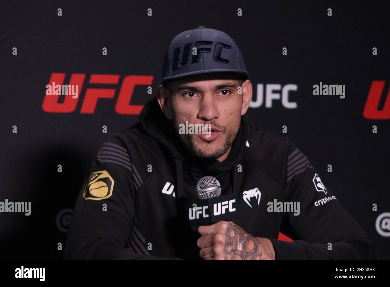 LAS VEGAS, NV - 9. MÄRZ: Alex 'Poatan' Pereira interagiert mit den Medien während des UFC Fight Night 203 Media Day am 9. März 2022 im UFC Apex in Las Vegas, Nevada, USA. (Foto von Diego Ribas/PxImages) Stockfoto