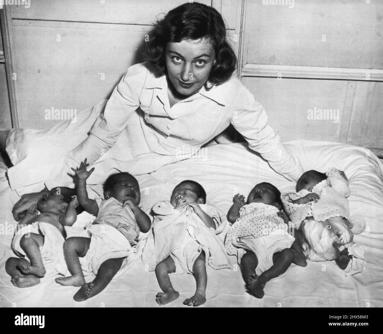 Sechs Babys, die während der Reise des Passagierliners geboren wurden -- als der SS-General W. H. Gordon heute hier ankam, berichtete Ship's Chirurg Dr. Charles Rogers über die Lieferung von sechs chinesisch-amerikanischen Babys, die während der Reise in den Orient und zurück geboren wurden. Einer wurde auf der Reise nach draußen geboren die anderen fünf, die hier mit der Schiffsschwester Carol Donahue abgebildet sind, wurden auf der Heimreise geboren und werden zu Häusern von GI-Eltern in verschiedenen Teilen der USA gehen.der Arzt sagte, dass es ungewöhnlich für so viele gesegnete Ereignisse während war Eine Reise. 19. August 1948. (Foto von AP Wirephoto). Stockfoto