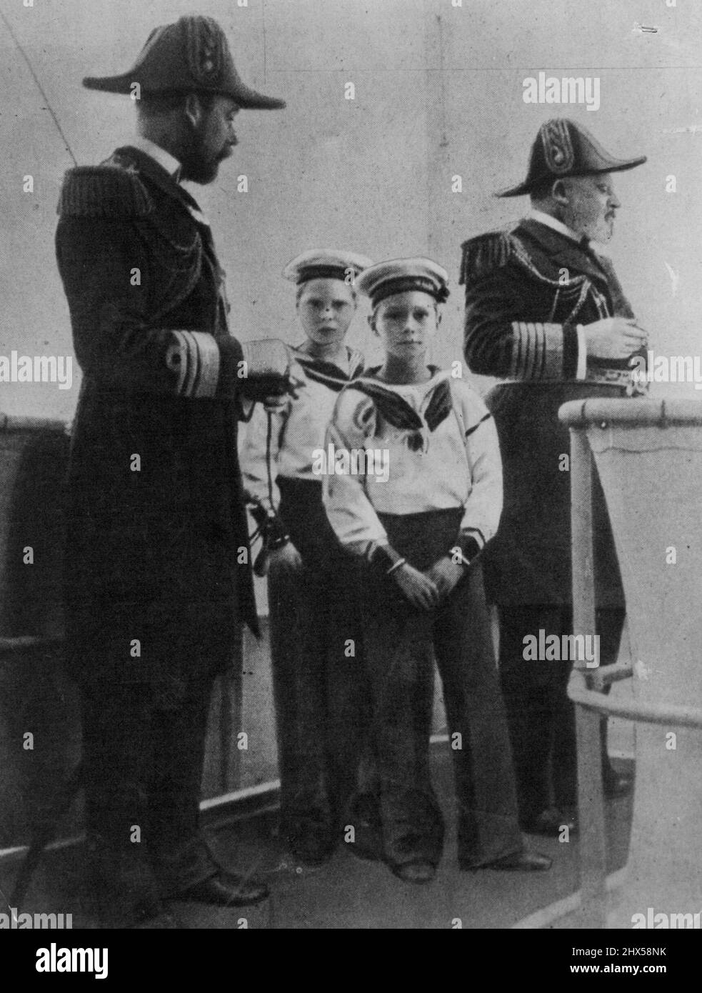 Vier Rüden, die den englischen Thron besteige: George V, Edward VIII, George VI und Edward VII zusammen auf der königlichen Yacht. 28. Dezember 1936. König Edward VII. Des Vereinigten Königreichs (rechts) zusammen mit seinem Sohn Prinz George, dem Prinzen von Wales, später George V (links), und seinen Enkeln Prinz Edward von Wales, später Edward VIII und Prinz Albert von Wales, später George VI Aufgenommen von Königin Alexandra, der Ehefrau von Edward VII. Gedruckt in Queen Alexandra's Weihnachtsgeschenk Buch, veröffentlicht für wohltätige Zwecke von The Daily Telegraph, London, 1908. Stockfoto