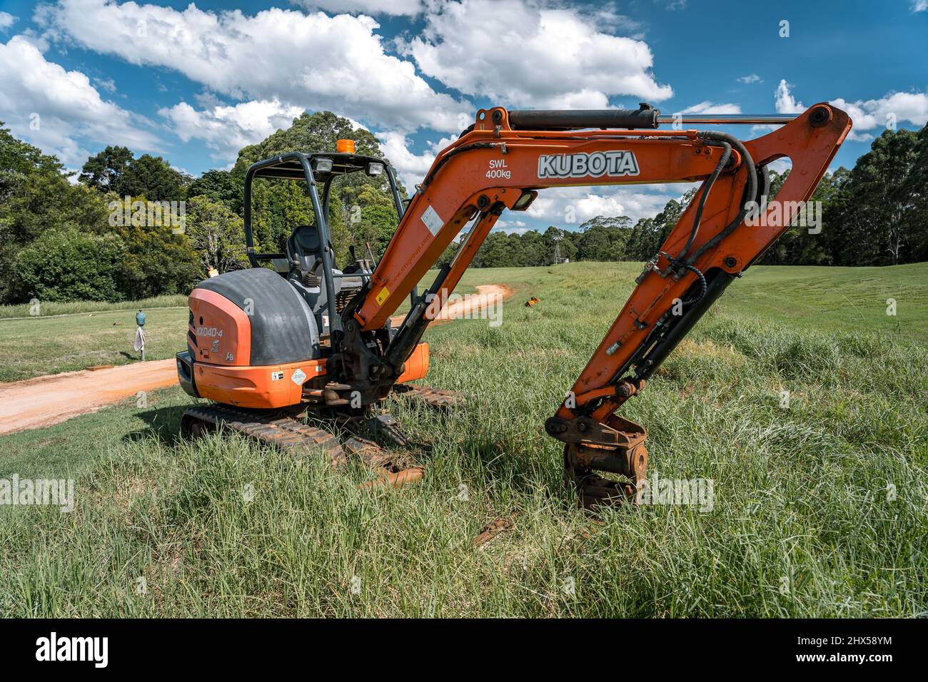 Maleny, Queensland, Australien - Kubota Minibagger im Feld Stockfoto