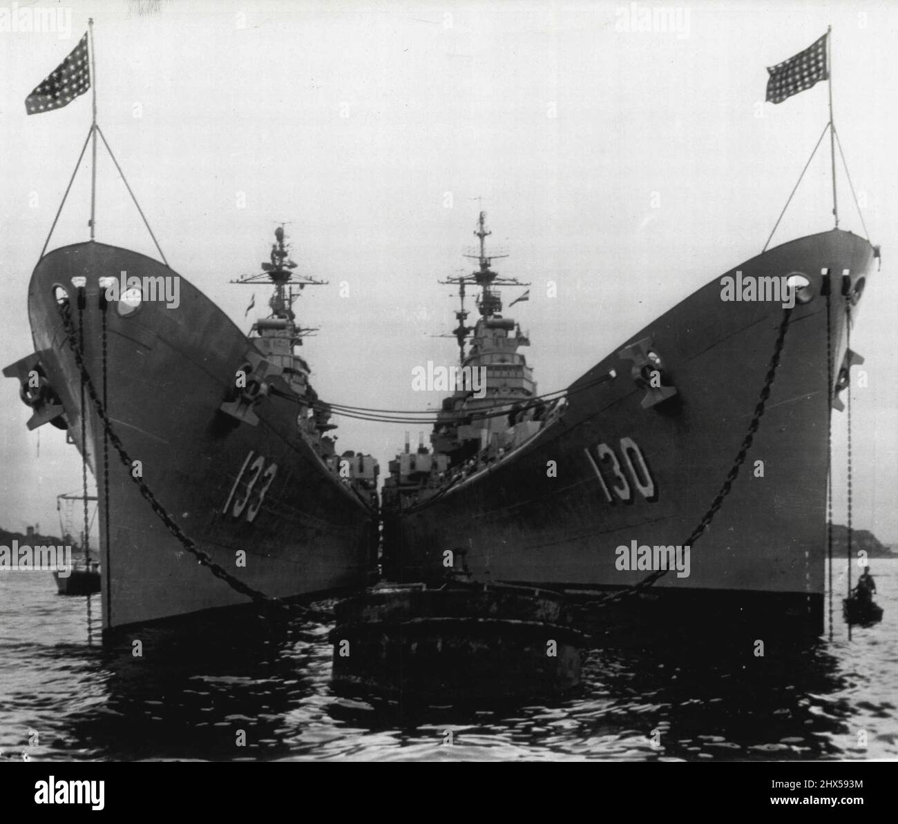 Vorbereitungen Zur Entlastung. Die schwere Cruiser USS Toledo (links) liegt an der Seite ihres Schwesterschiffes, der Bremerton, in einem Hafen im Fernen Osten, um das letztere Schiff auf einer Dienstreise mit der 7. US-Flotte in koreanischen Gewässern zu entlasten. Die Bremerton ist zur Überholung in die Vereinigten Staaten zurückgekehrt. 3. Oktober 1952. (Foto von AP Wirephoto). Stockfoto